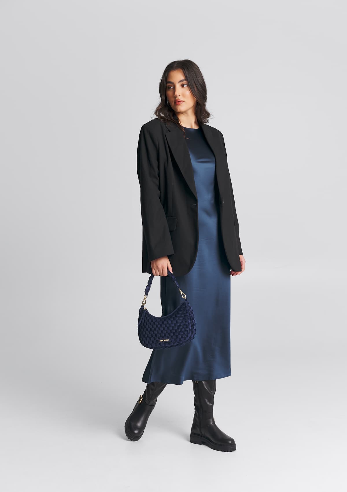 Tragebild mit Model auf neutralem Hintergrund des Produktes Lifetime Lover Velvet S in der Farbe Blue in der Größe S