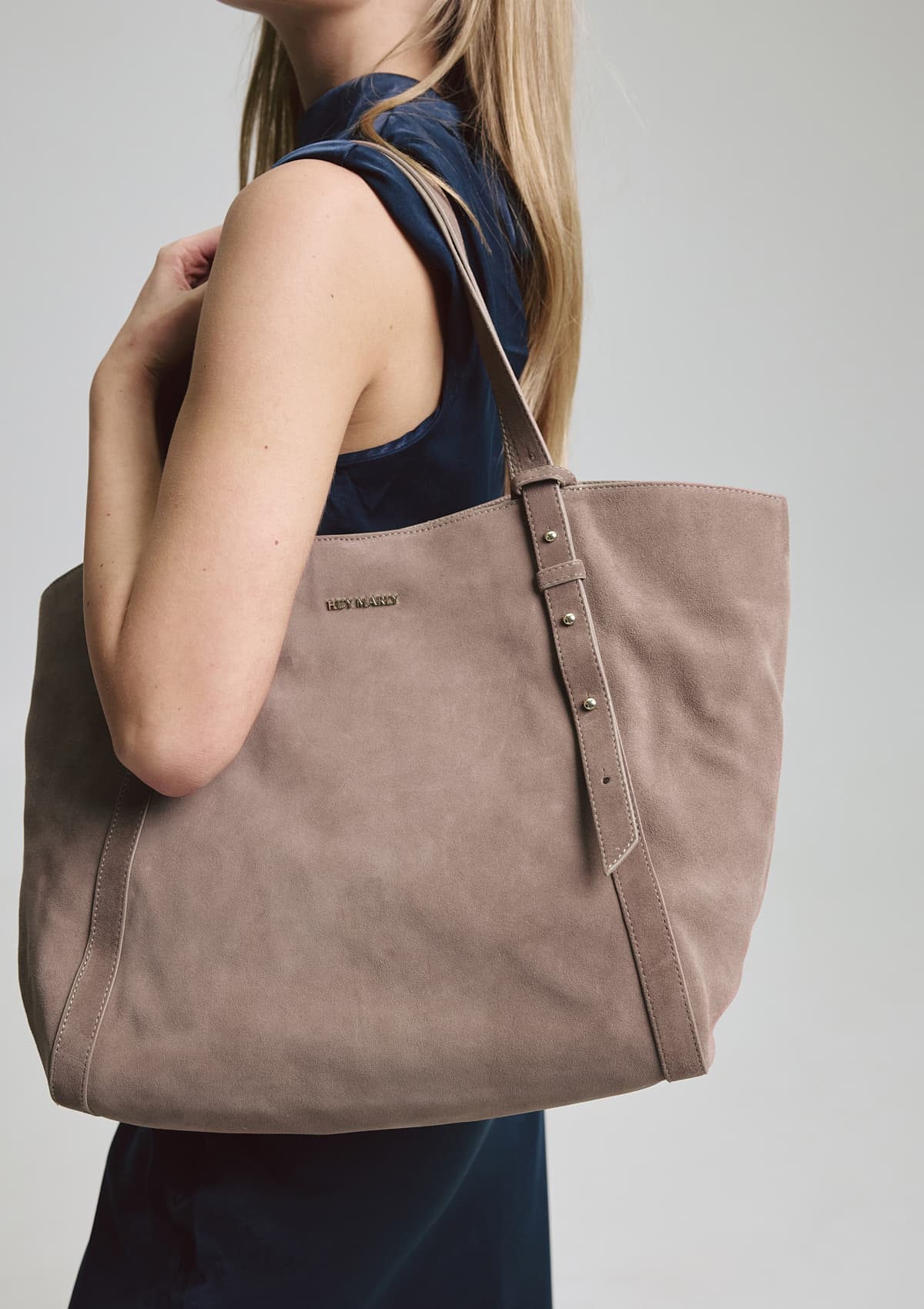 Tragebild mit Model auf neutralem Hintergrund des Produktes Pretty Wonder Suede in der Farbe Mocha