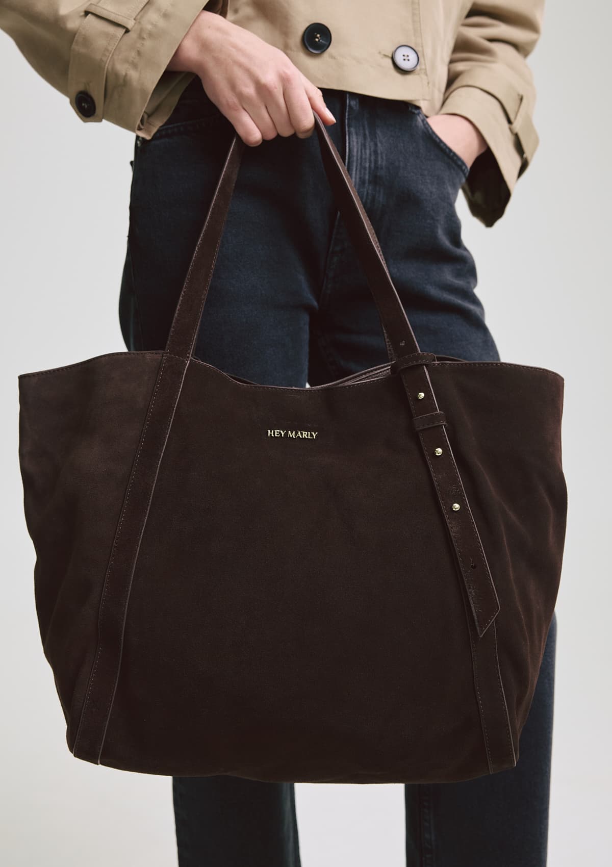 Tragebild mit Model auf neutralem Hintergrund des Produktes Pretty Wonder Suede in der Farbe Coffee