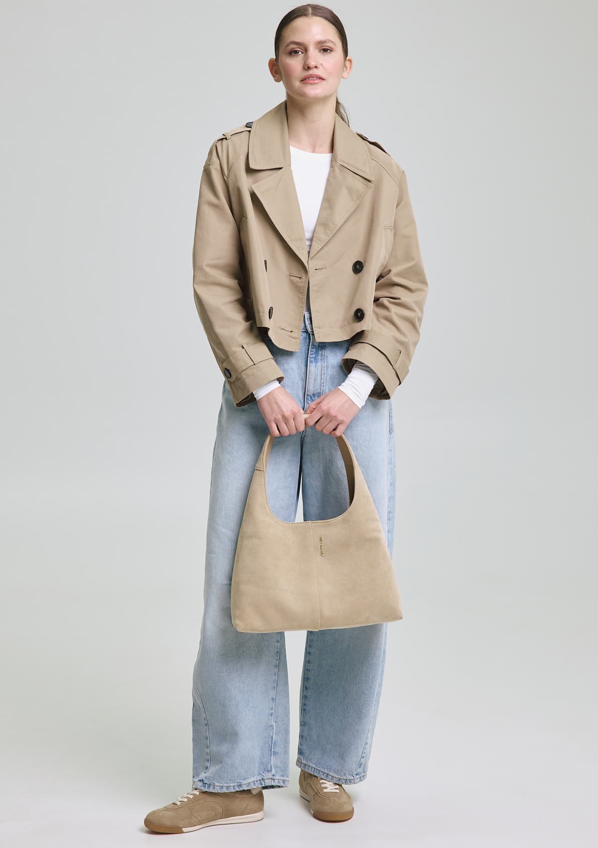 Tragebild mit Model auf neutralem Hintergrund des Produktes Alltime Lover Suede M in der Farbe Sand in der Größe M