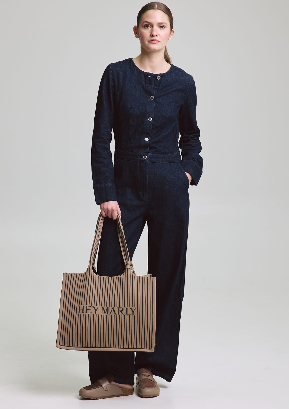 Tragebild mit Model auf neutralem Hintergrund des Produktes Casual Signature Bag in der Farbe Mocha-Coffee