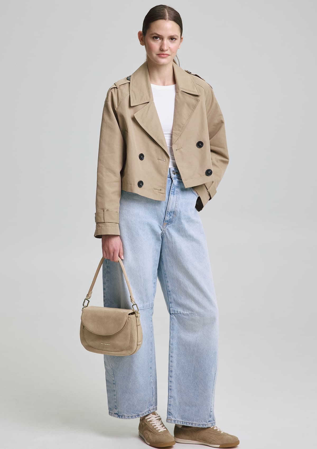 Tragebild mit Model auf neutralem Hintergrund des Produktes Big Sister Suede in der Farbe Sand