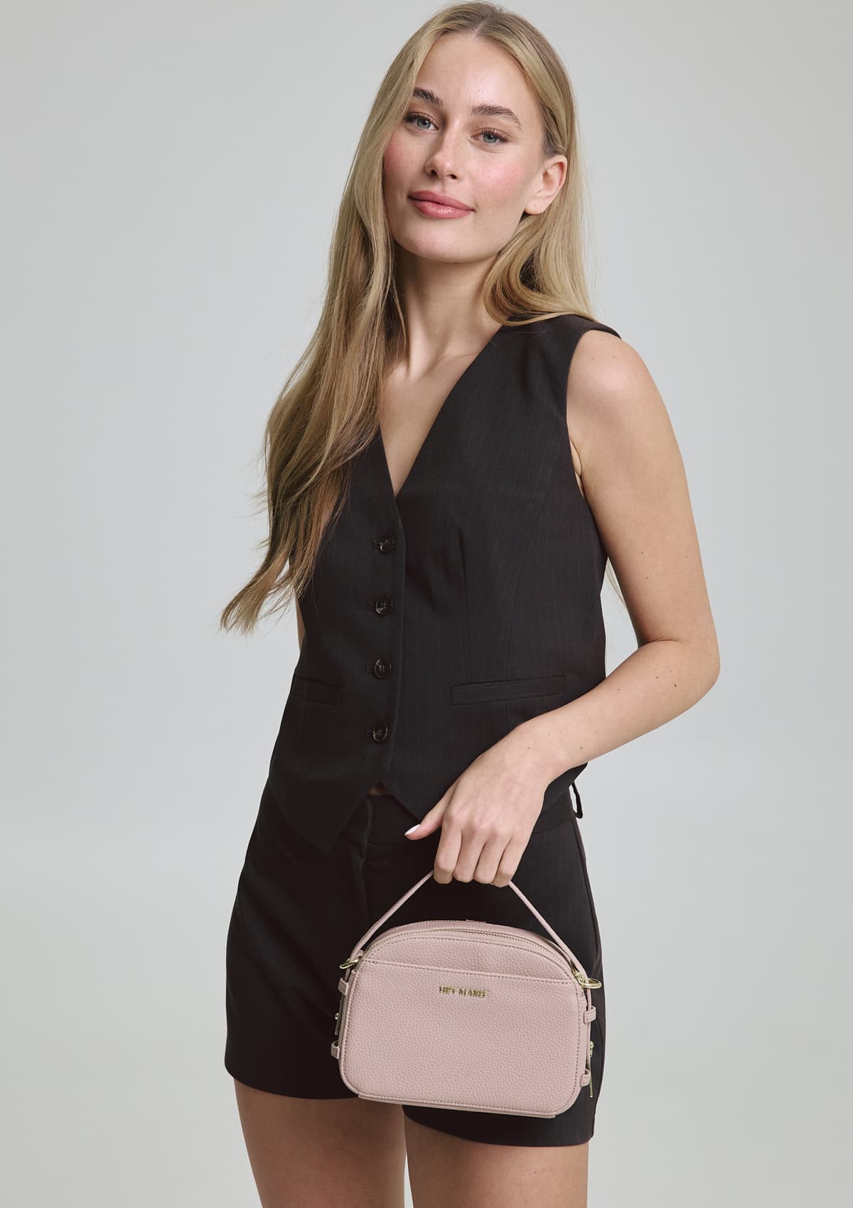 Tragebild mit Model auf neutralem Hintergrund des Produktes Style Mate in der Farbe Nude