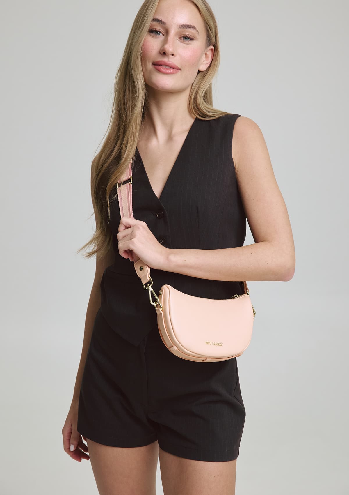 Tragebild mit Model auf neutralem Hintergrund des Produktes Sporty Sister in der Farbe Apricot
