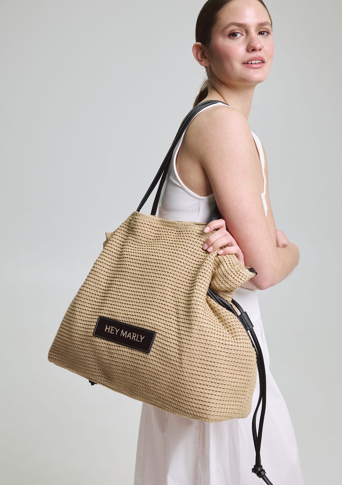 Tragebild mit Model auf neutralem Hintergrund des Produktes Cool Companion Straw L in der Farbe Sand-Black in der Größe L