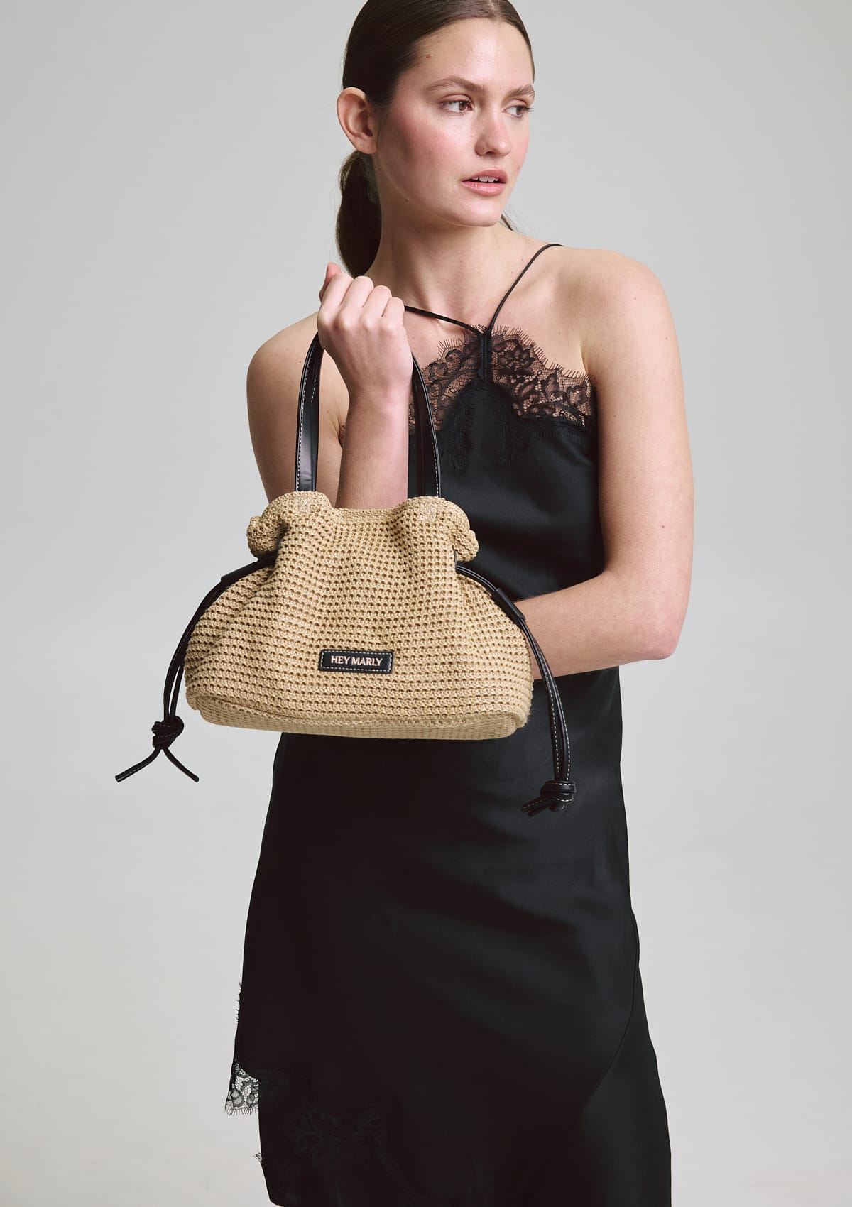 Tragebild mit Model auf neutralem Hintergrund des Produktes Cool Companion Straw S in der Farbe Sand-Black in der Größe S