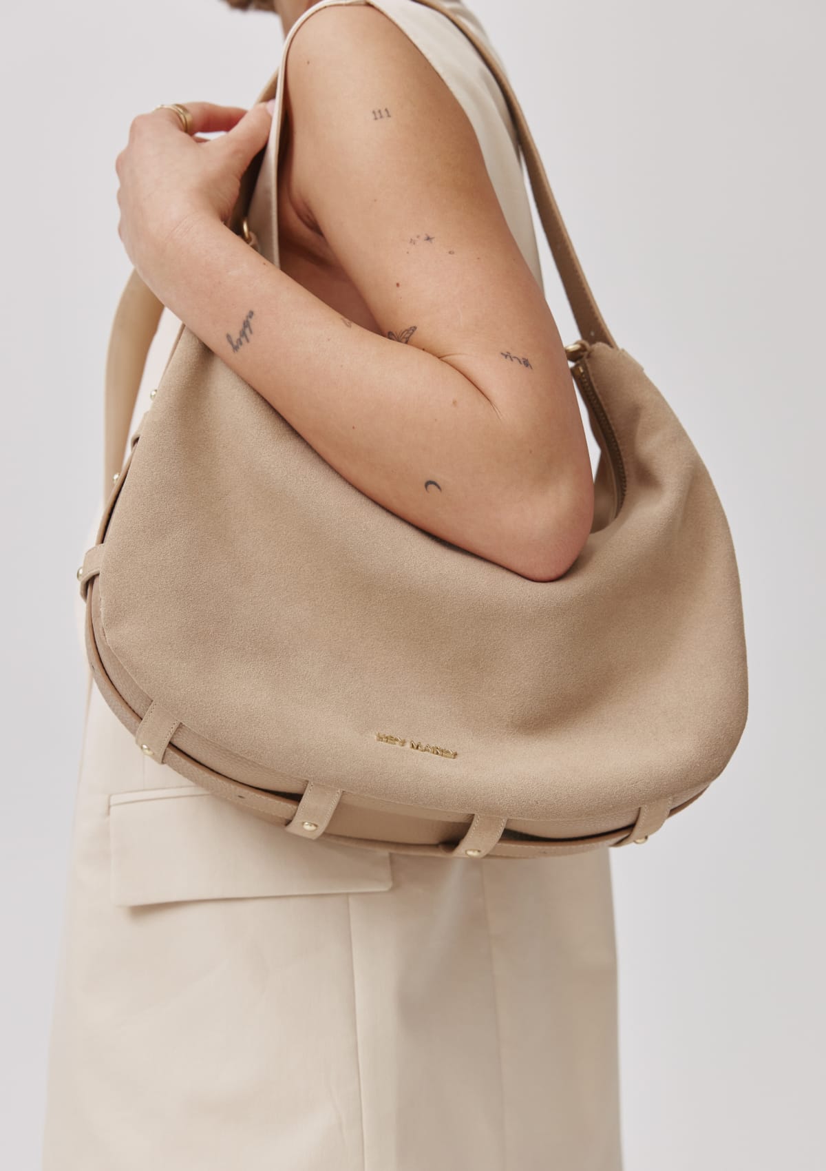 Tragebild mit Model auf neutralem Hintergrund des Produktes Lifetime Sister Suede M in der Farbe Sand in der Größe M