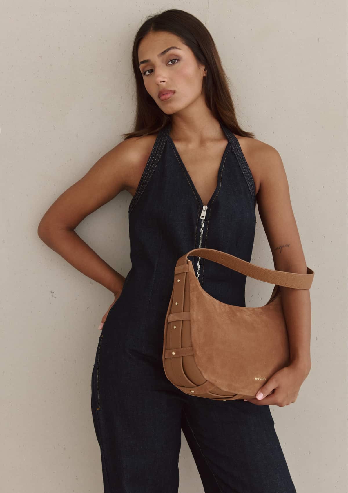 Tragebild mit Model auf neutralem Hintergrund des Produktes Lifetime Sister Suede M in der Farbe Cognac in der Größe M