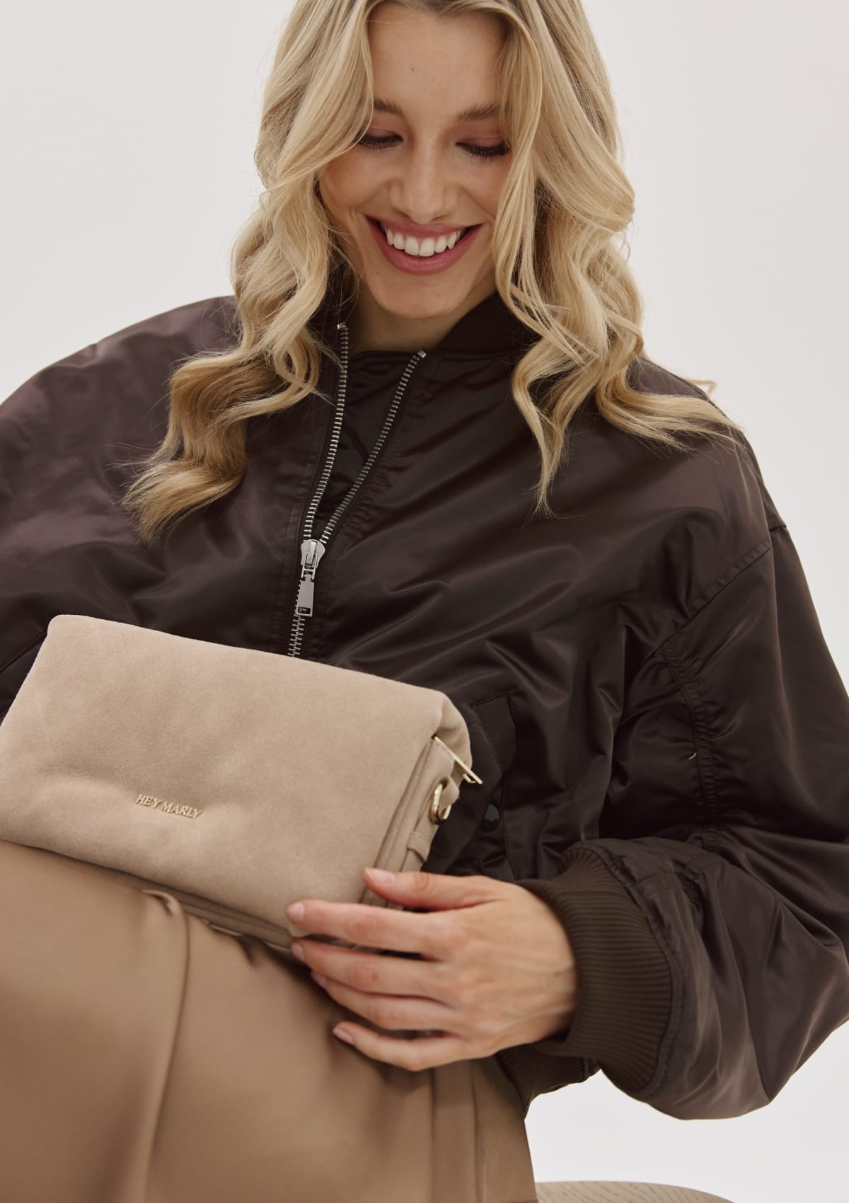 Tragebild mit Model auf neutralem Hintergrund des Produktes Sassy Sister Suede in der Farbe Sand