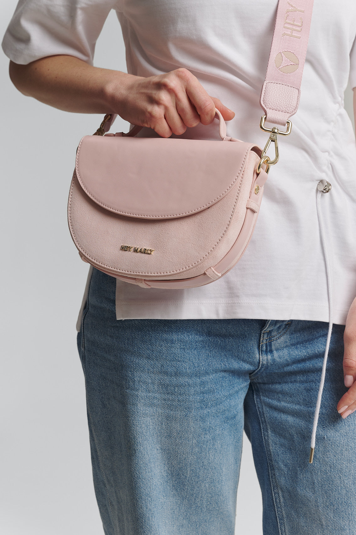 Tragebild mit Model auf neutralem Hintergrund des Produktes Signature Strap in der Farbe Rose Light