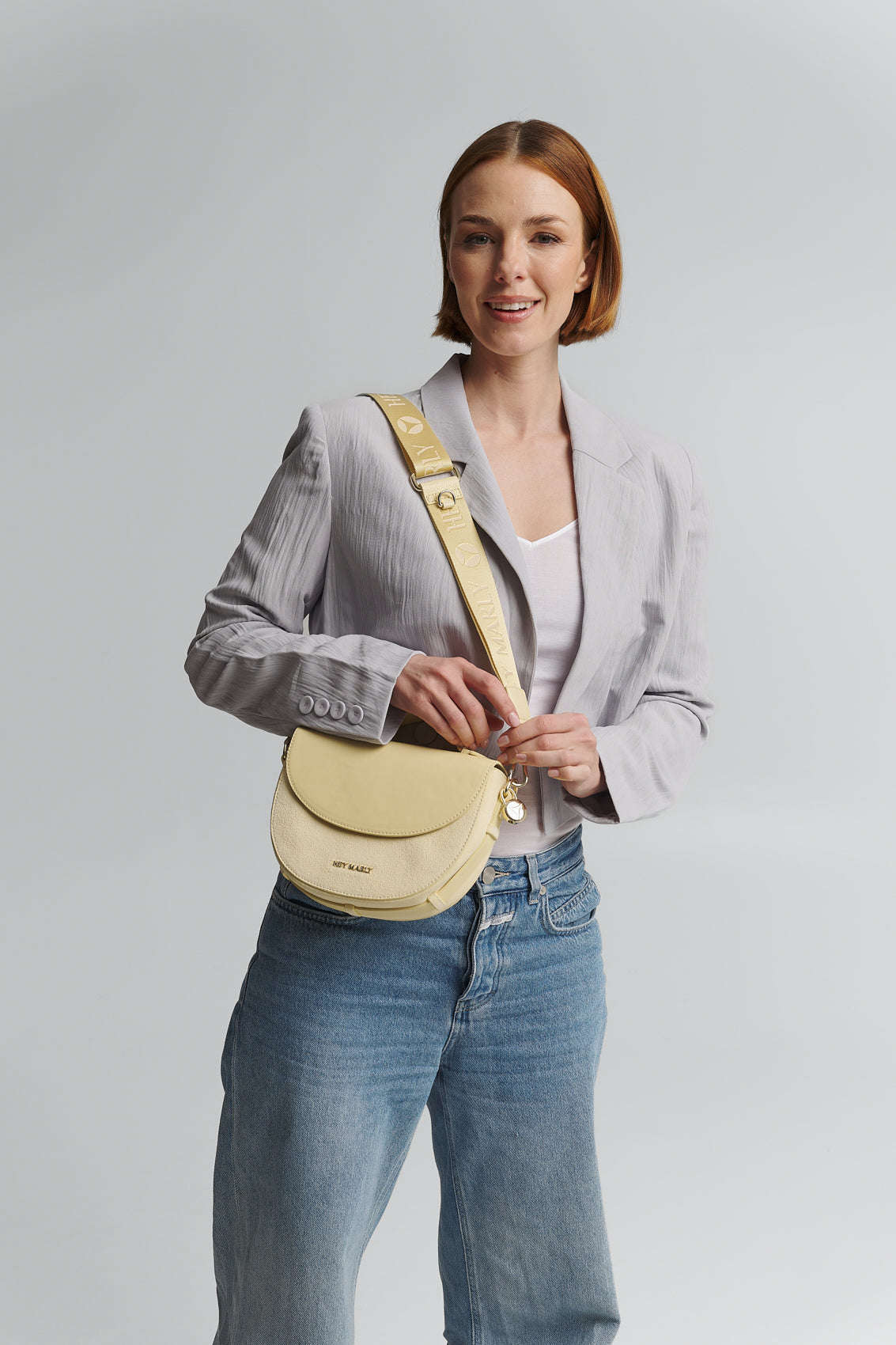 Tragebild mit Model auf neutralem Hintergrund des Produktes Signature Strap in der Farbe Yellow Light