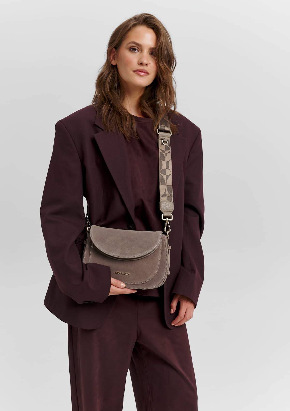 Tragebild mit Model auf neutralem Hintergrund des Produktes Iconic Strap in der Farbe Mocha-Coffee