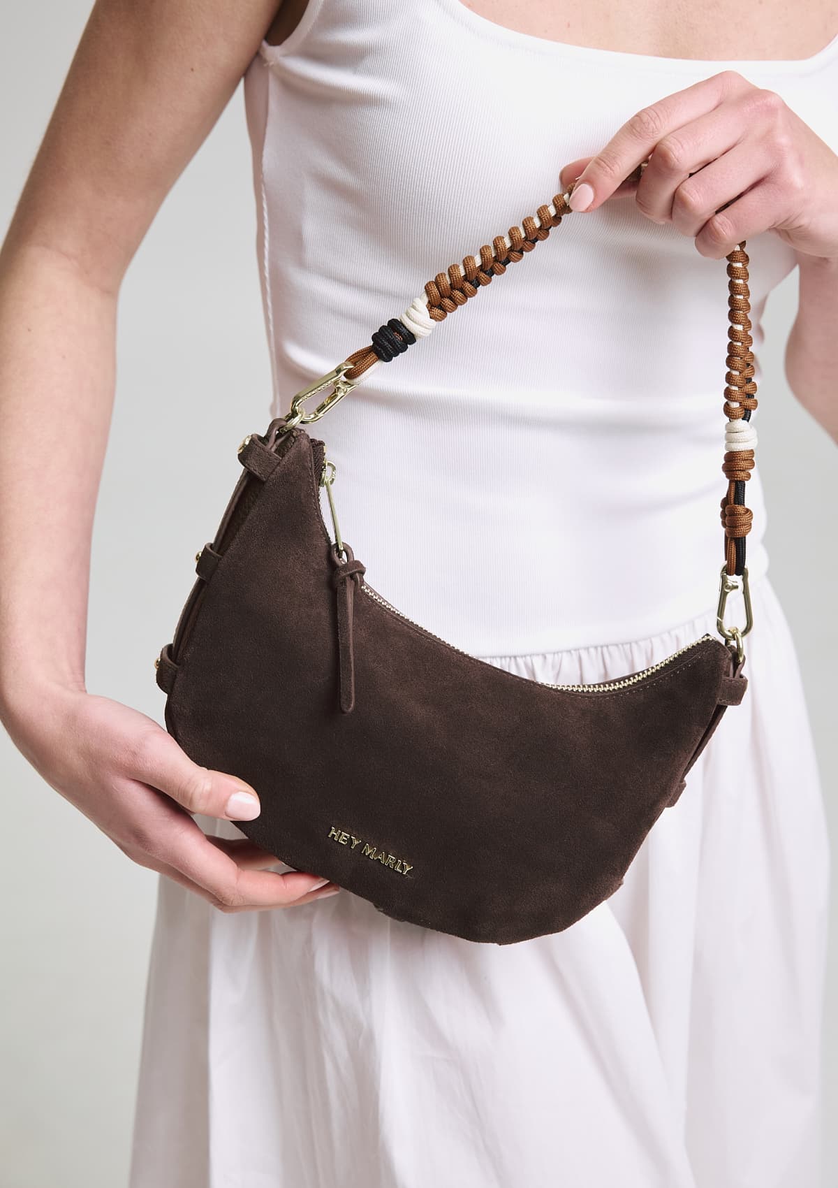 Tragebild mit Model auf neutralem Hintergrund des Produktes Nautic Strap in der Farbe Black-Crema