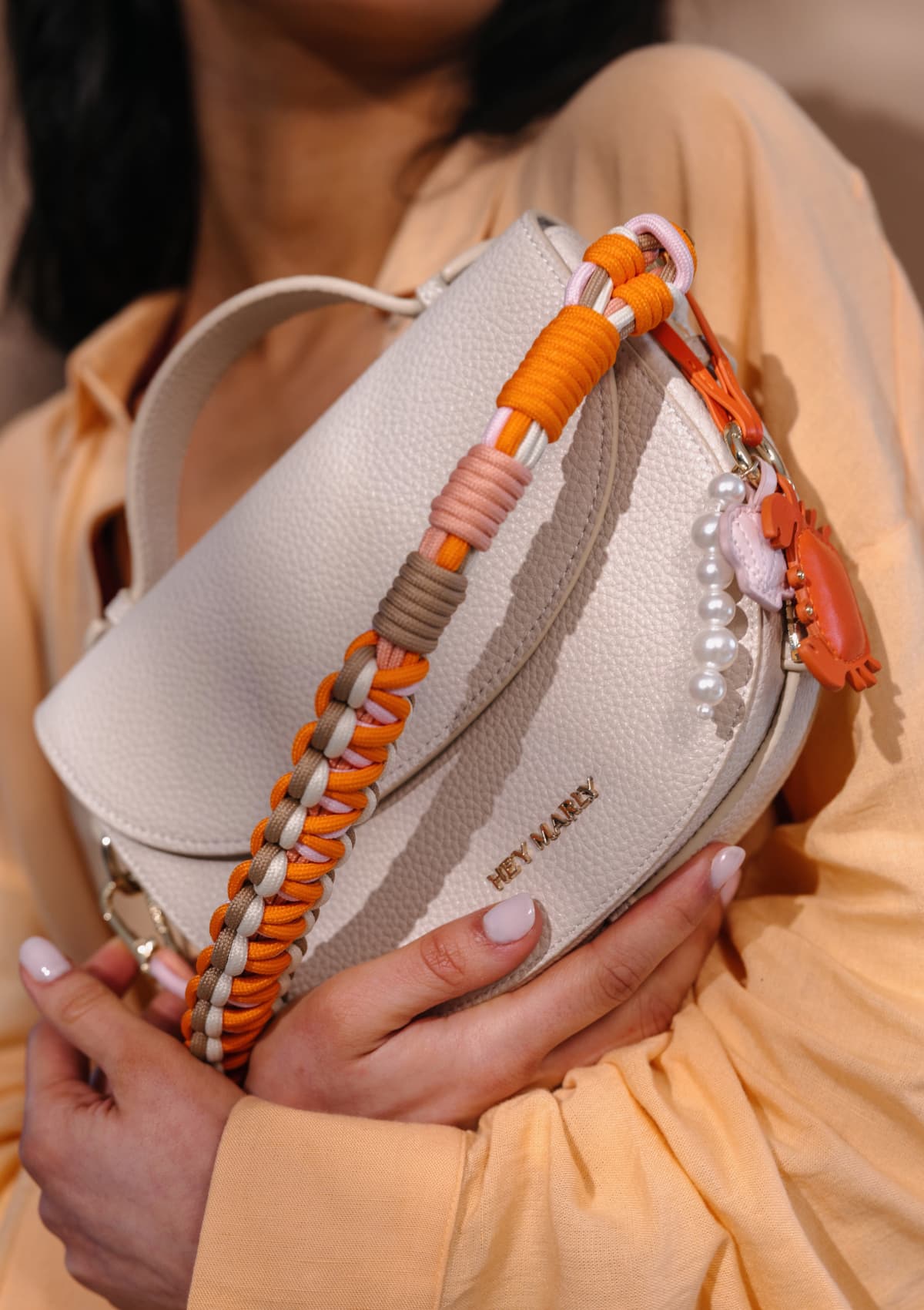 Tragebild mit Model auf neutralem Hintergrund des Produktes Nautic Strap in der Farbe Cognac-Orange