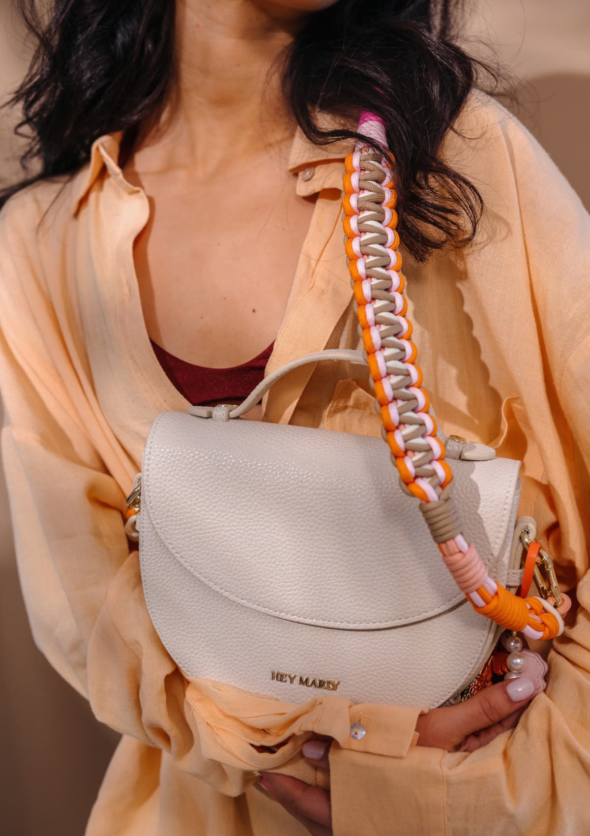 Tragebild mit Model auf neutralem Hintergrund des Produktes Nautic Strap in der Farbe Cognac-Orange