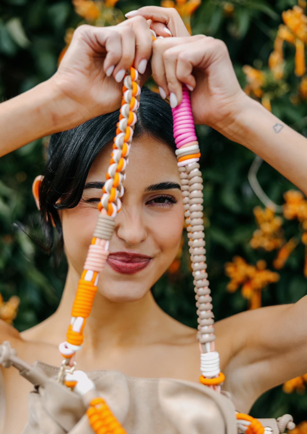 Tragebild mit Model auf neutralem Hintergrund des Produktes Nautic Strap in der Farbe Cognac-Orange