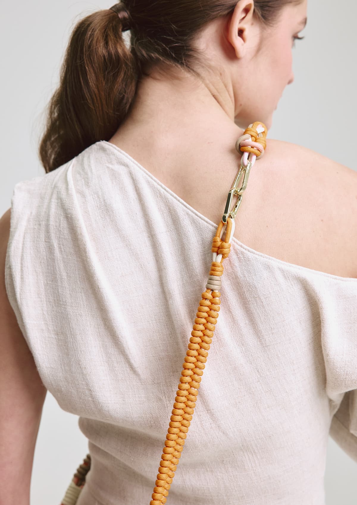 Tragebild mit Model auf neutralem Hintergrund des Produktes Nautic Strap in der Farbe Cognac-Orange