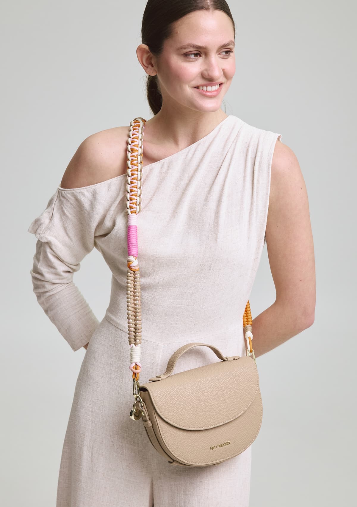 Tragebild mit Model auf neutralem Hintergrund des Produktes Nautic Strap in der Farbe Cognac-Orange