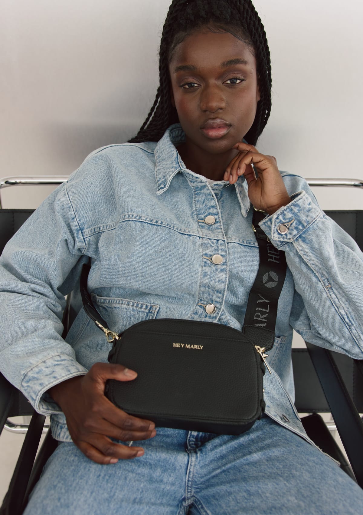 Tragebild mit Model auf neutralem Hintergrund des Produktes Signature Strap in der Farbe Black