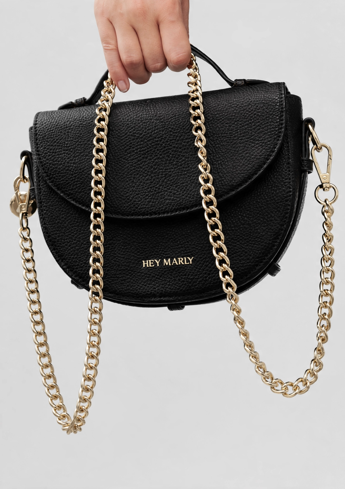 Tragebild auf neutralem Hintergrund des Produktes Thin Gold Chain Strap in der Farbe Gold