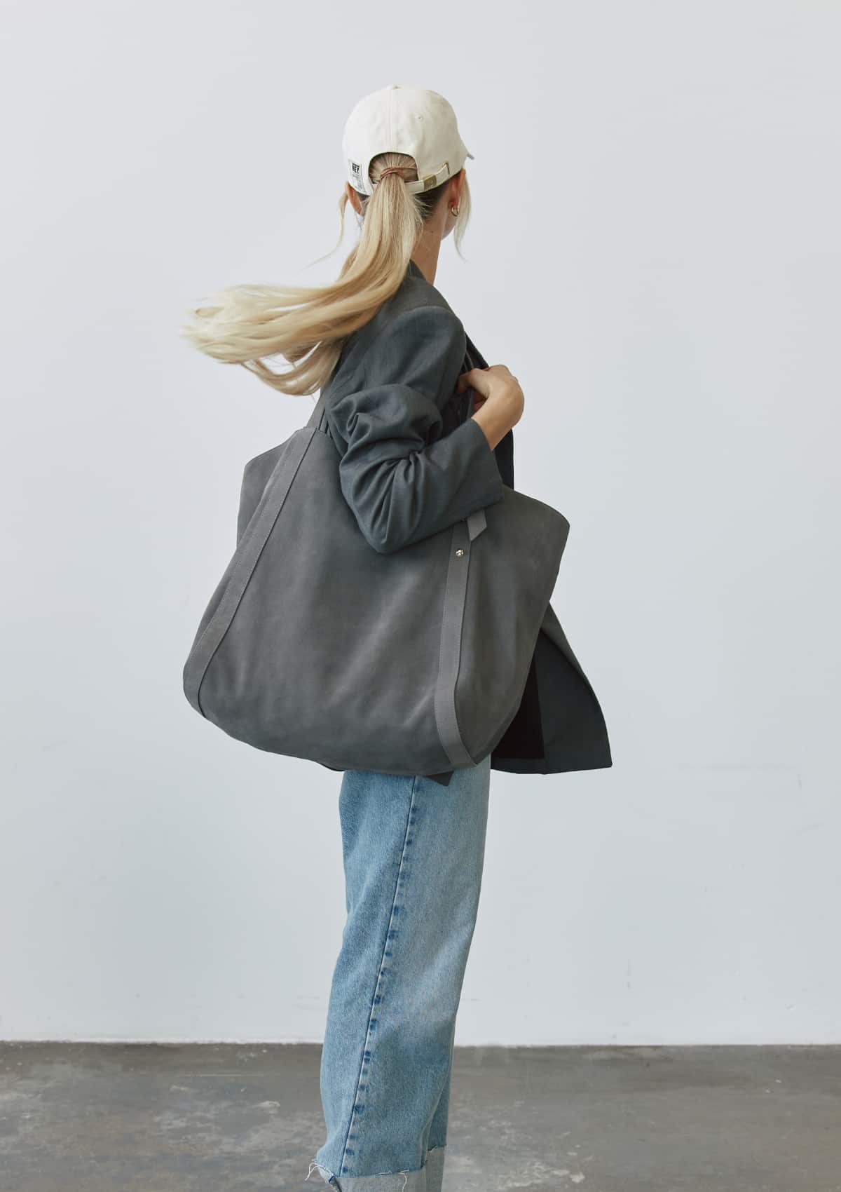 Tragebild mit Model auf neutralem Hintergrund des Produktes Pretty Wonder Suede L in der Farbe Dark Grey in der Größe L