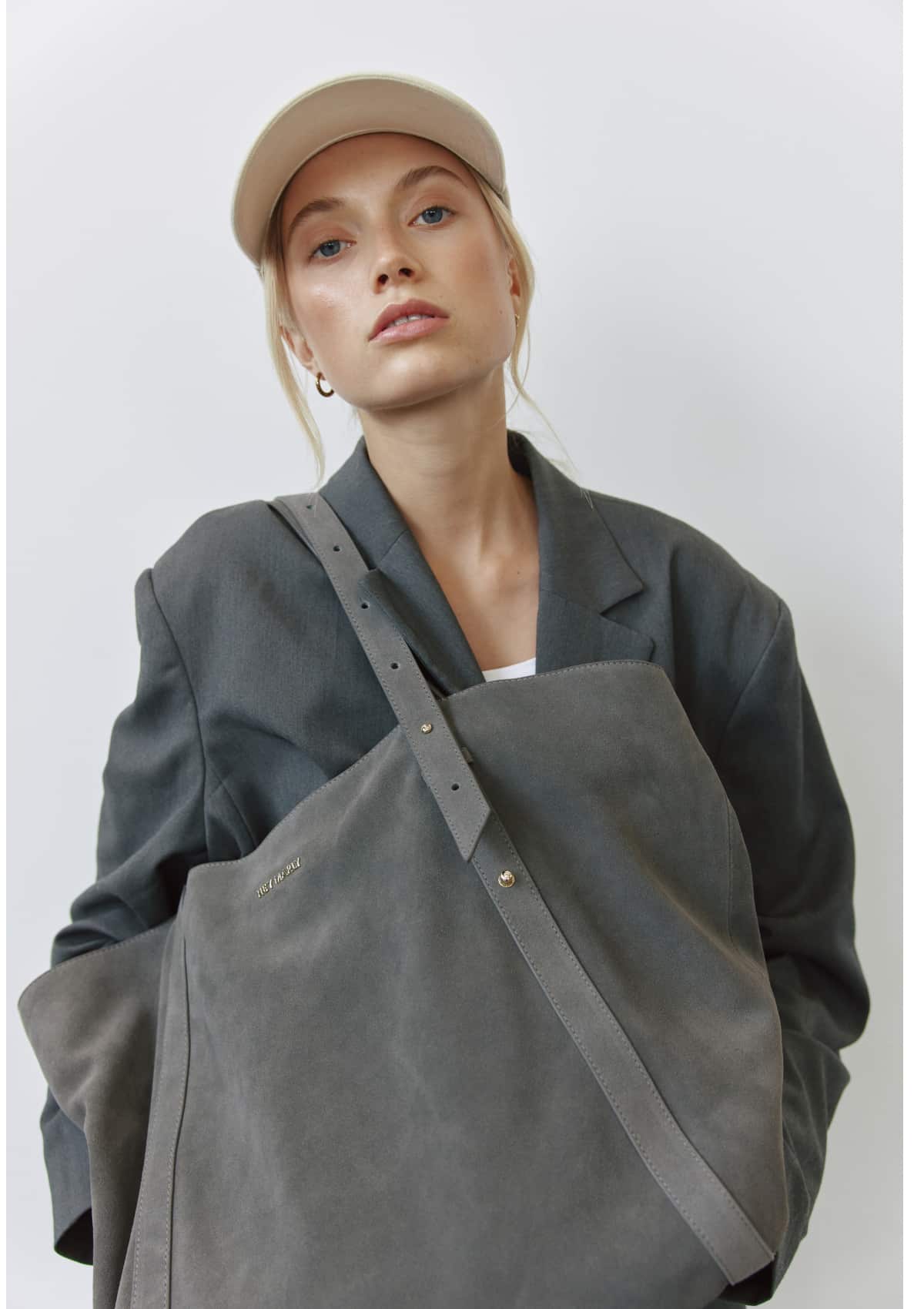 Tragebild mit Model auf neutralem Hintergrund des Produktes Pretty Wonder Suede L in der Farbe Dark Grey in der Größe L