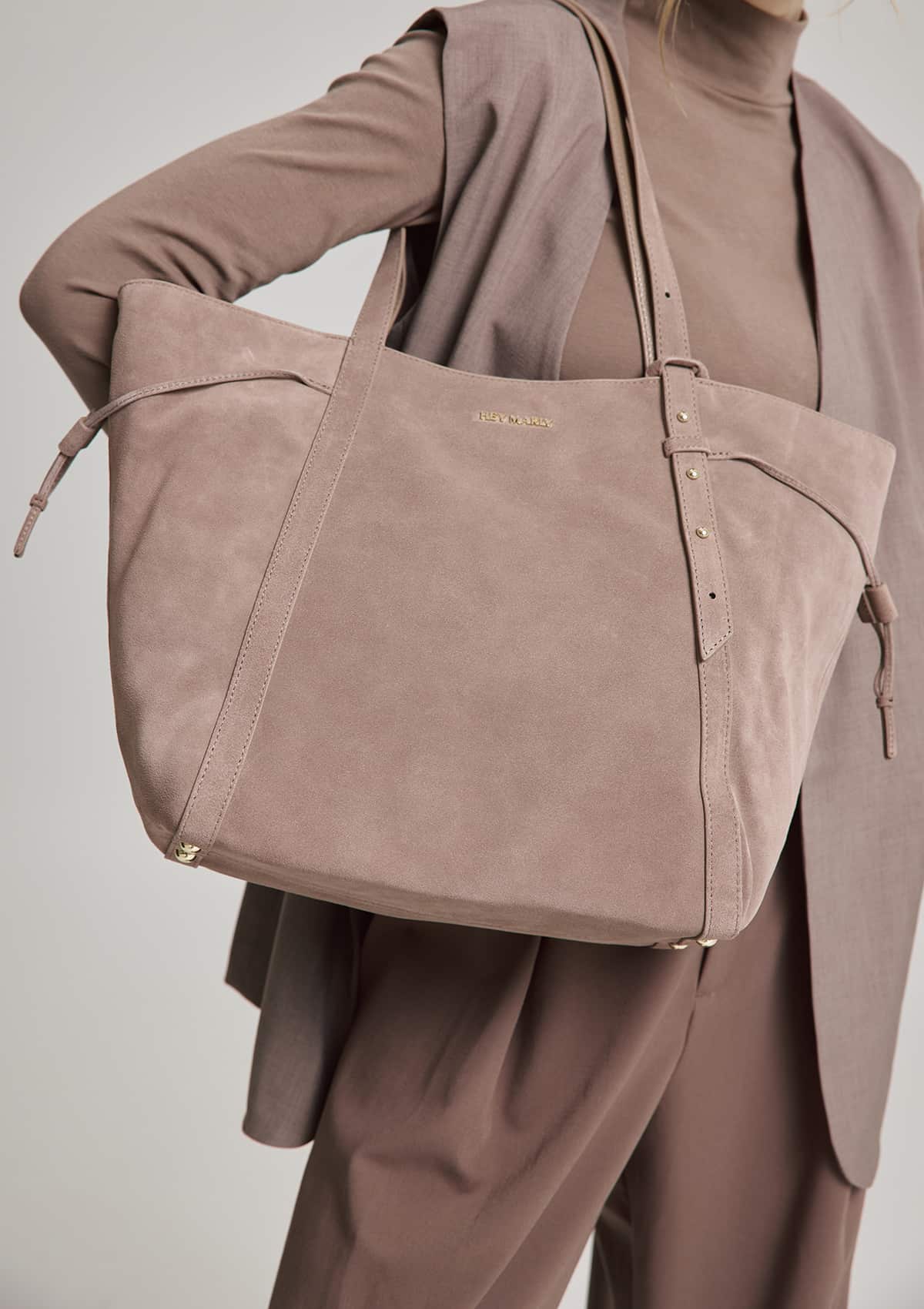 Tragebild mit Model auf neutralem Hintergrund des Produktes Pretty Wonder Suede M in der Farbe Mocha in der Größe M
