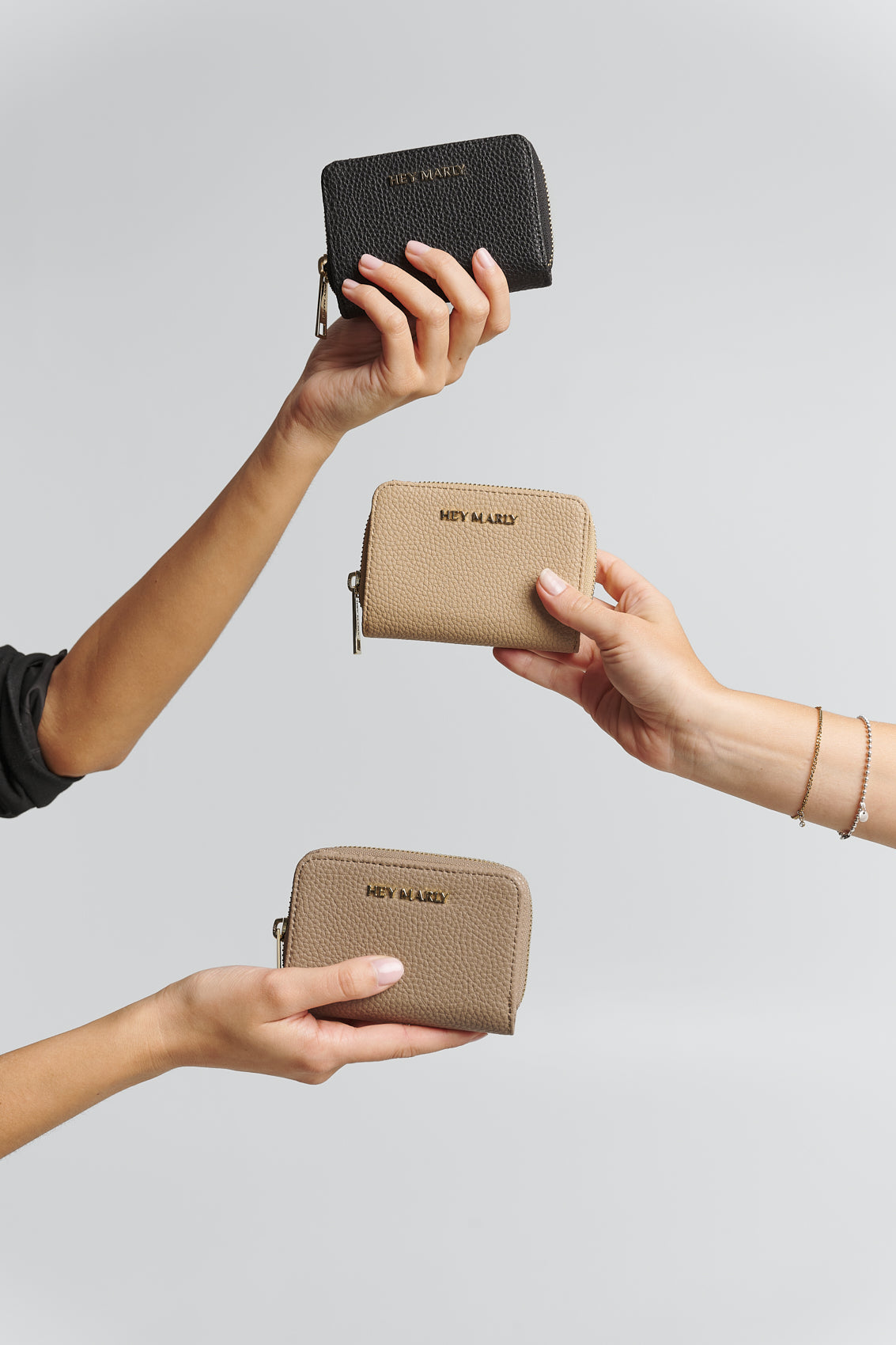 Tragebild mit Model auf neutralem Hintergrund des Produktes Sleek Petite in der Farbe Sand