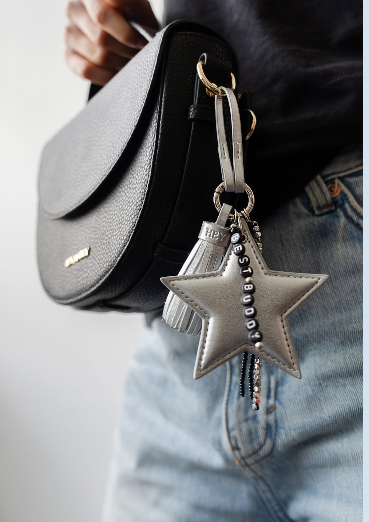 Tragebild mit Model auf neutralem Hintergrund des Produktes Star Tassle Charm in der Farbe Silver