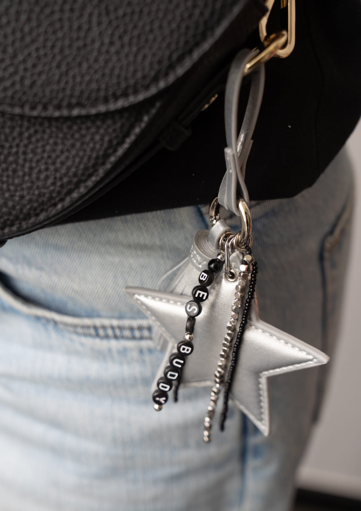 Tragebild mit Model auf neutralem Hintergrund des Produktes Star Tassle Charm in der Farbe Silver
