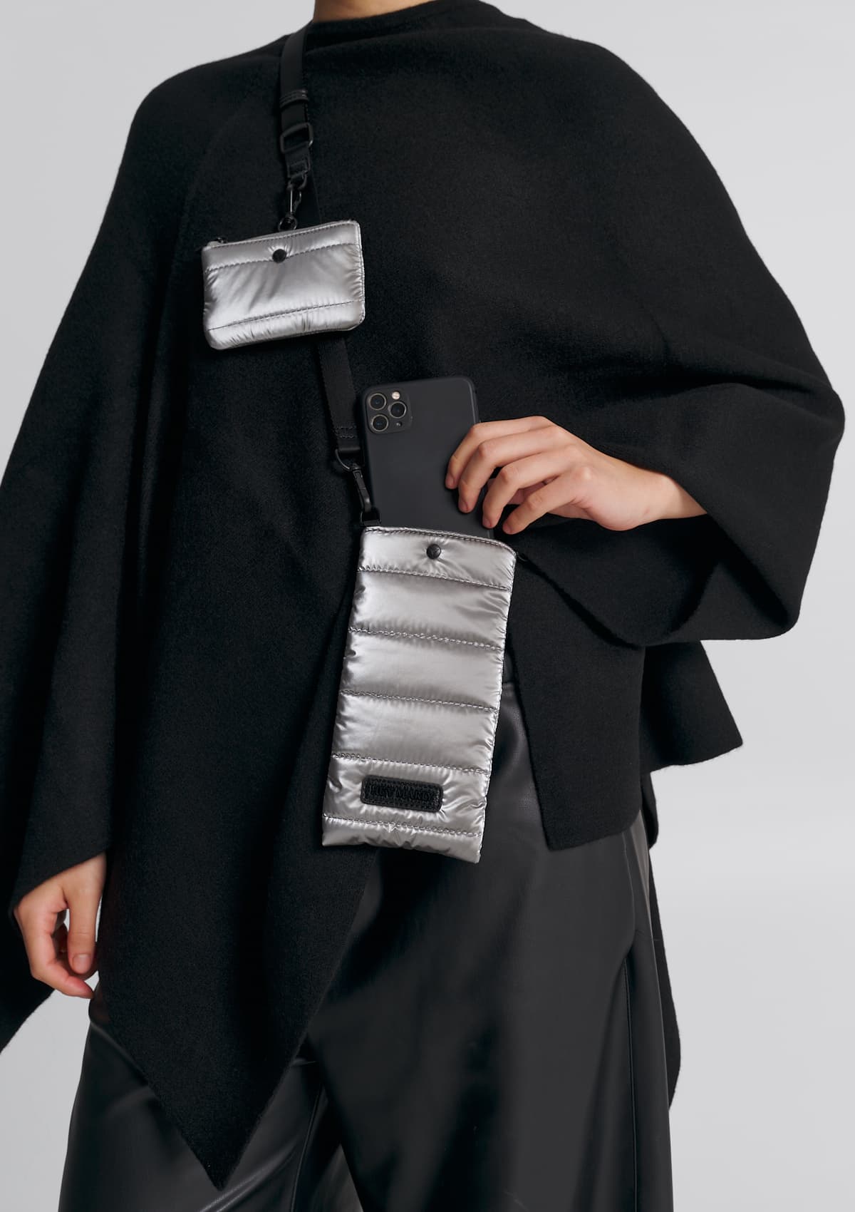 Tragebild mit Model auf neutralem Hintergrund des Produktes Mobile Buddy Blaze in der Farbe Silver