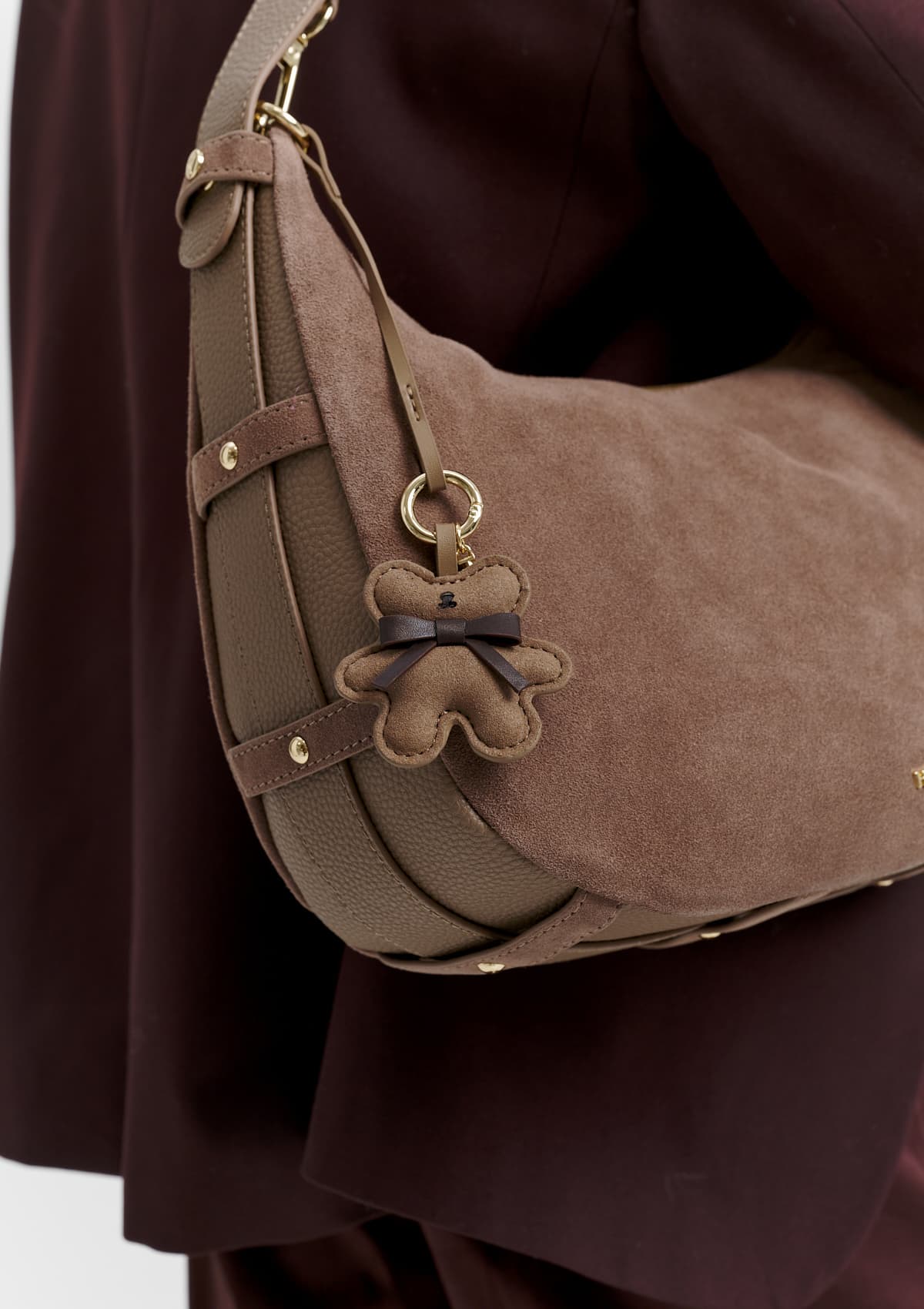 Tragebild mit Model auf neutralem Hintergrund des Produktes Teddy Charm in der Farbe Mocha
