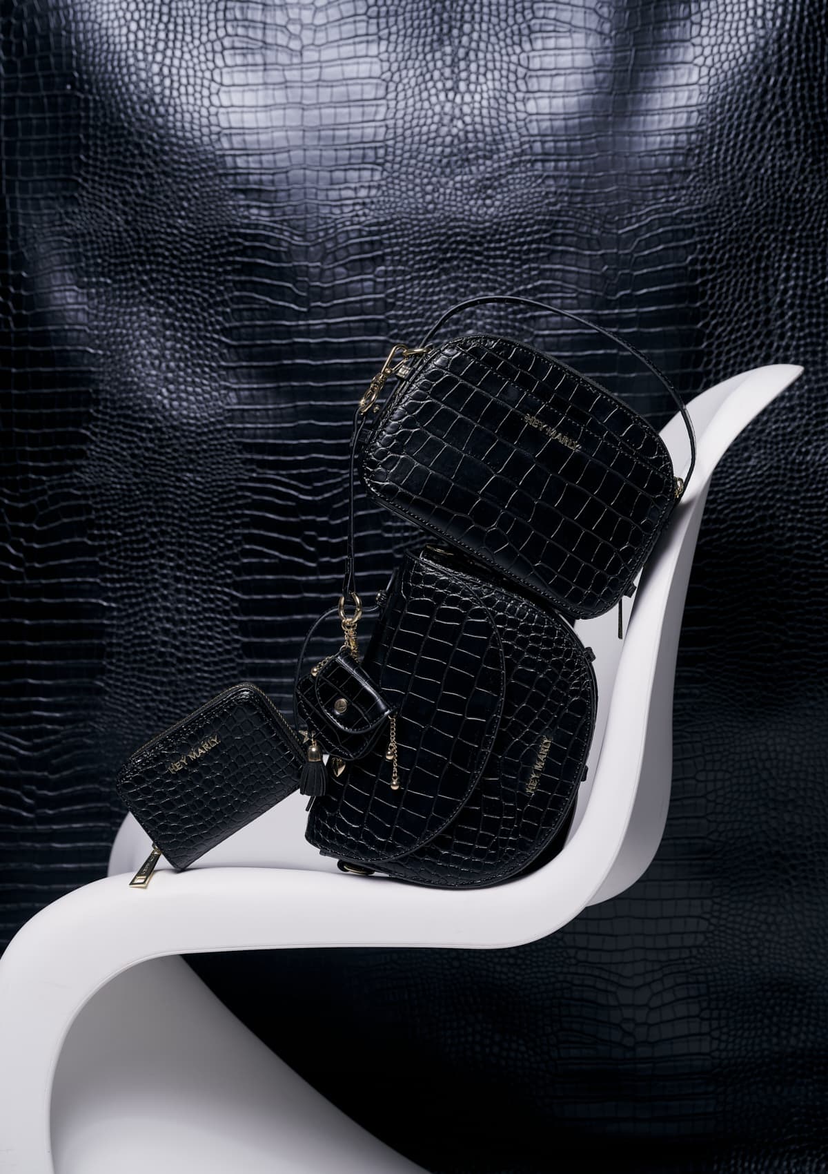 Tragebild mit Model auf neutralem Hintergrund des Produktes Soul Sister Croco Charm in der Farbe Black