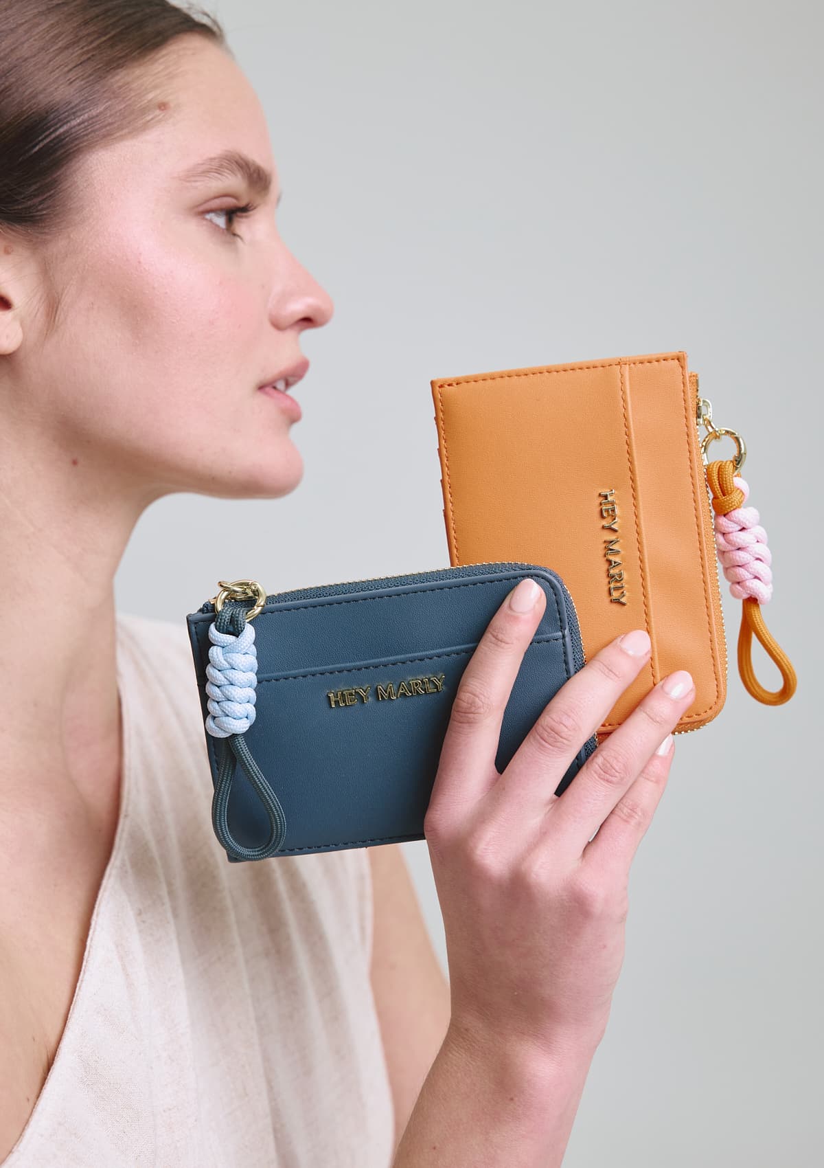 Tragebild mit Model auf neutralem Hintergrund des Produktes Daily Wallet in der Farbe Orange