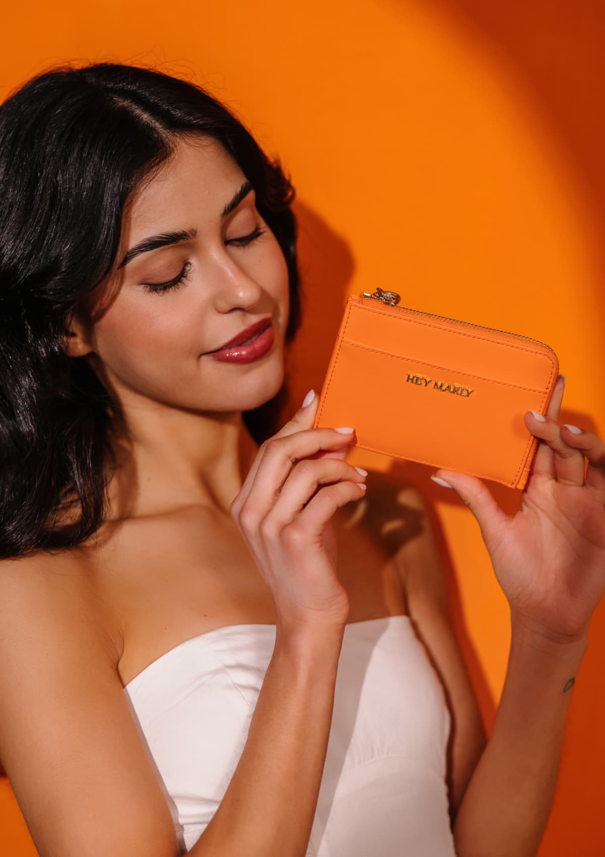 Tragebild mit Model auf neutralem Hintergrund des Produktes Daily Wallet in der Farbe Orange