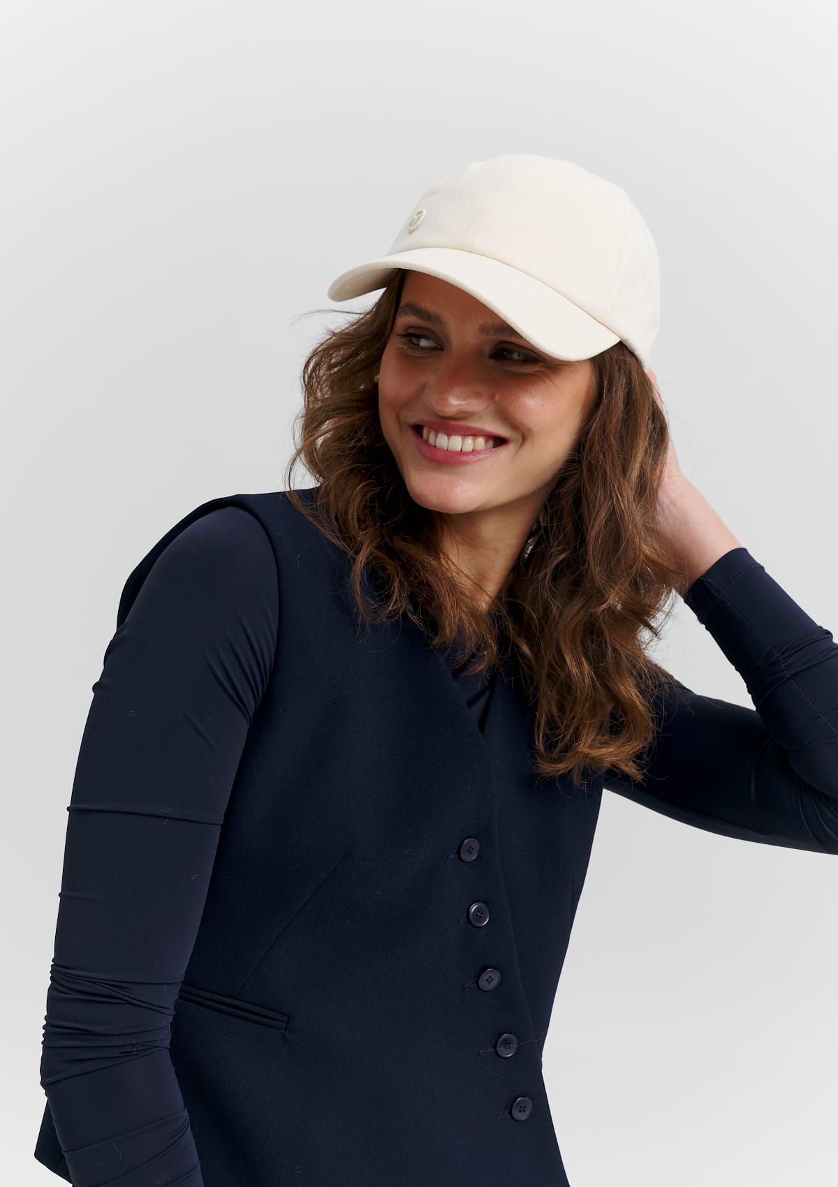 Tragebild mit Model auf neutralem Hintergrund des Produktes Hey Mate Cap