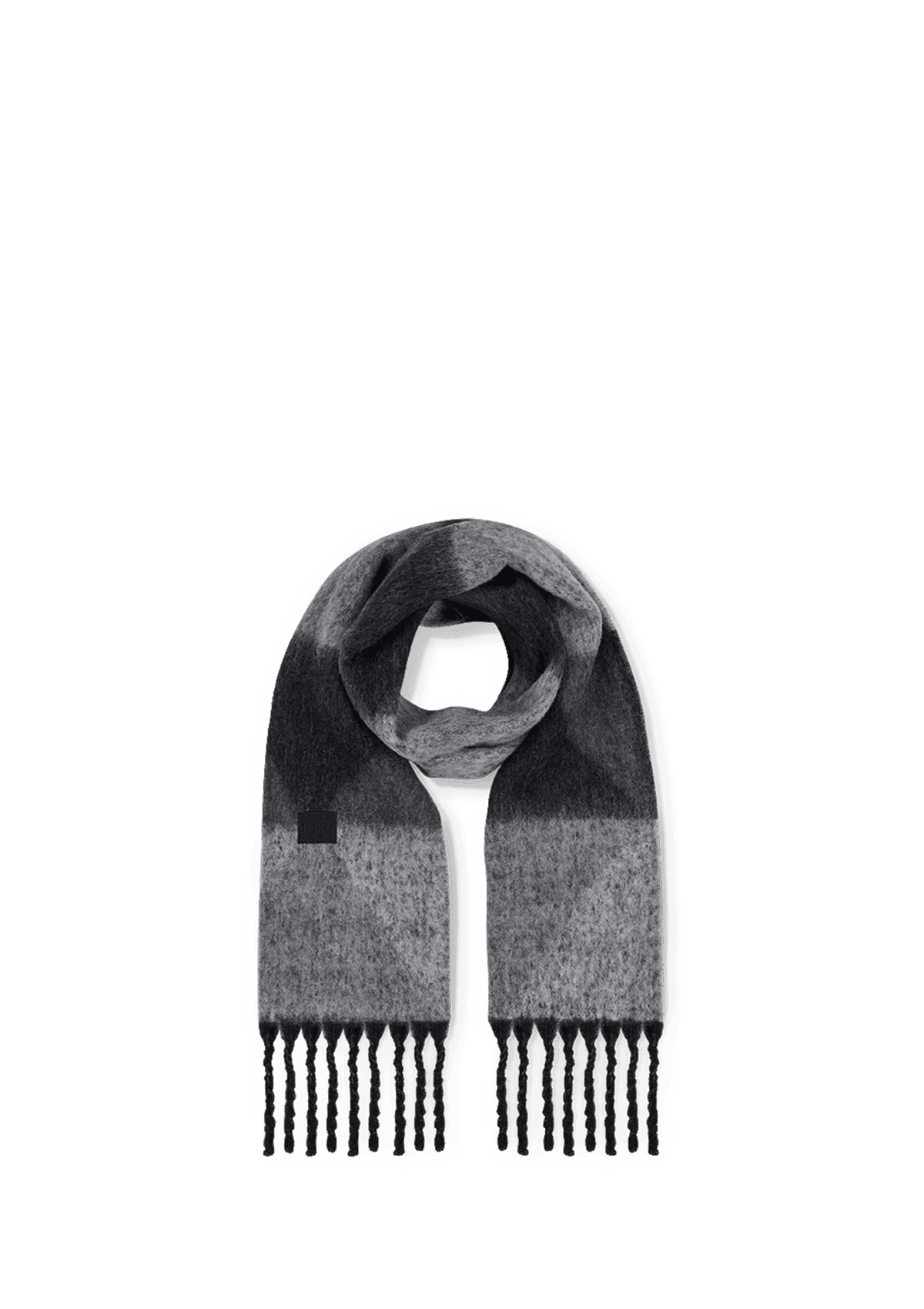 Seitenansicht auf neutralem Hintergrund des Produktes Cozy Scarf in der Farbe Black