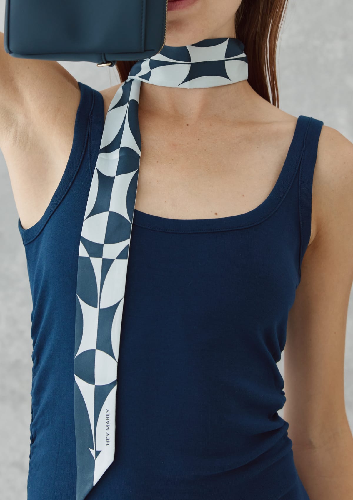 Tragebild mit Model auf neutralem Hintergrund des Produktes Silky Ribbon Logo Print in der Farbe Blue/Dark Blue
