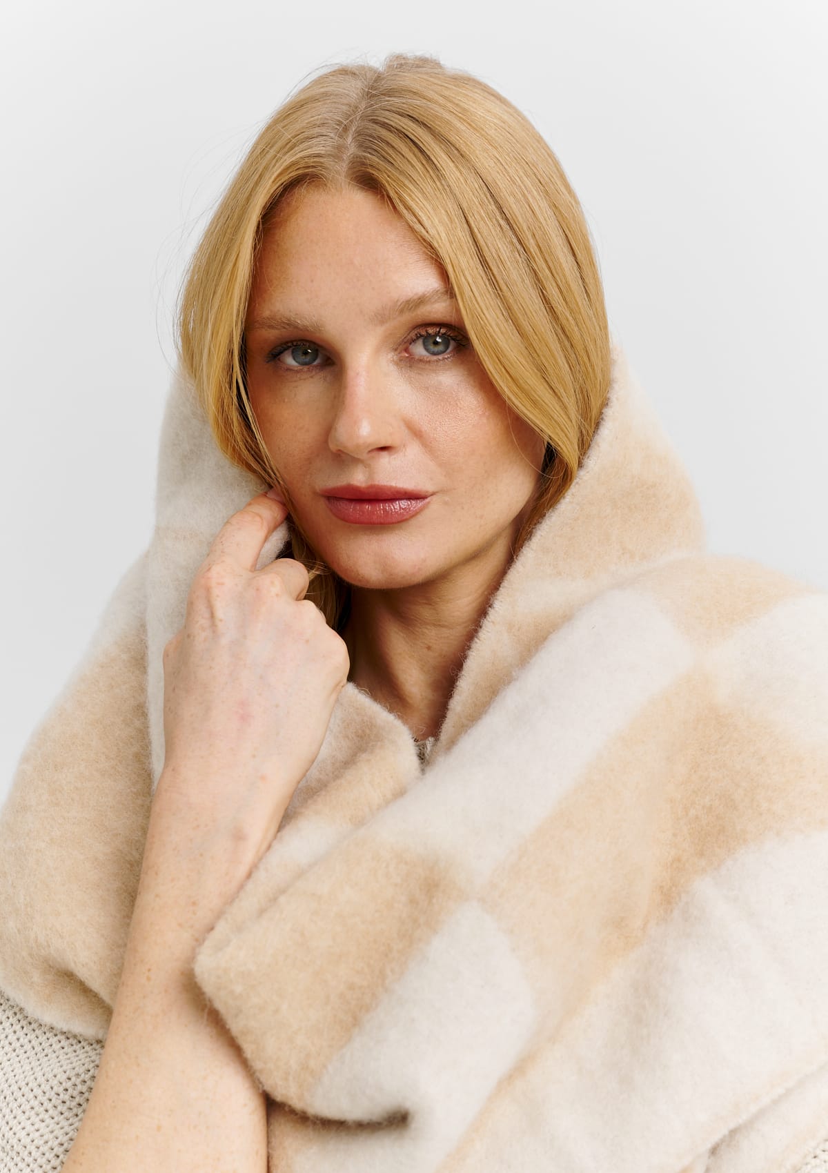 Tragebild mit Model auf neutralem Hintergrund des Produktes Iconic Scarf in der Farbe Crema-Sand