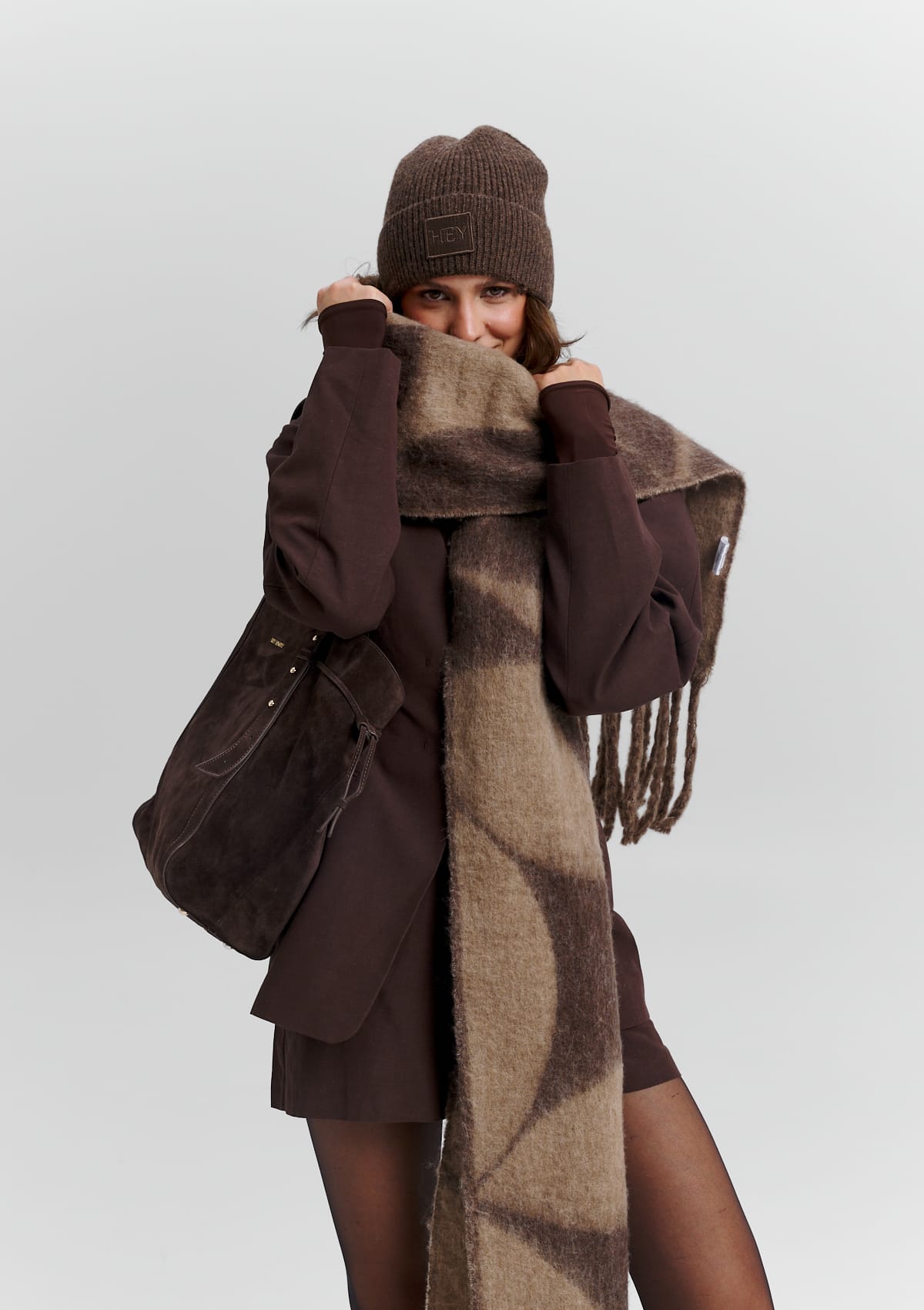 Tragebild mit Model auf neutralem Hintergrund des Produktes Iconic Scarf in der Farbe Mocha-Coffee