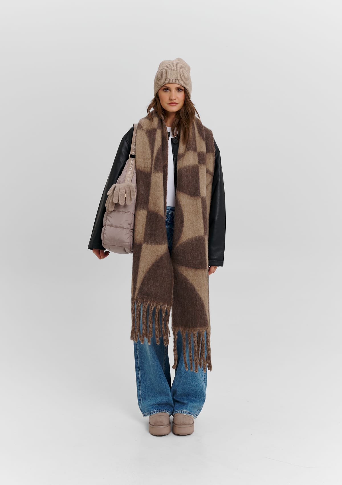 Tragebild mit Model auf neutralem Hintergrund des Produktes Iconic Scarf in der Farbe Mocha-Coffee