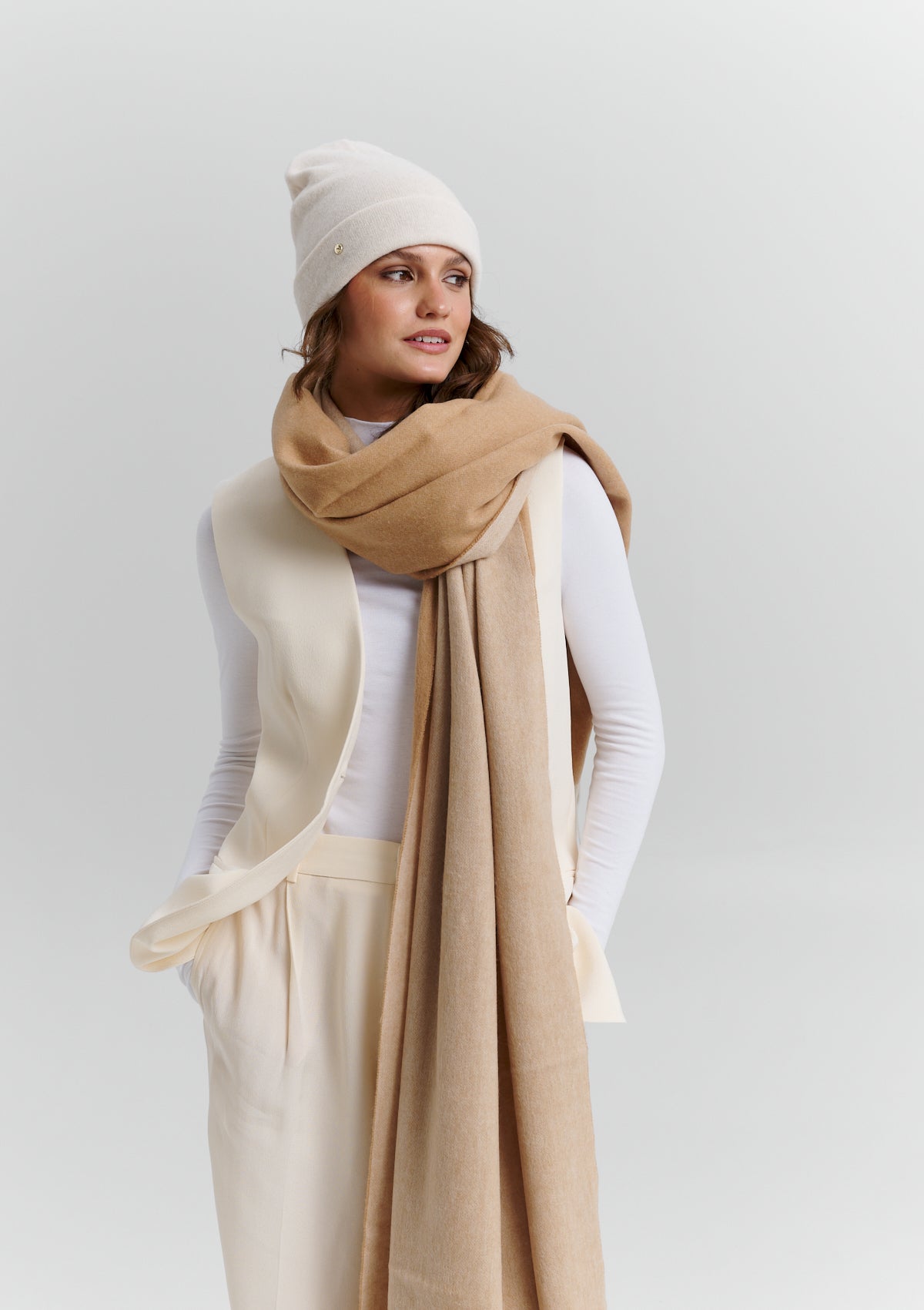 Tragebild mit Model des Produktes Classic Beanie in der Farbe Crema/Sand