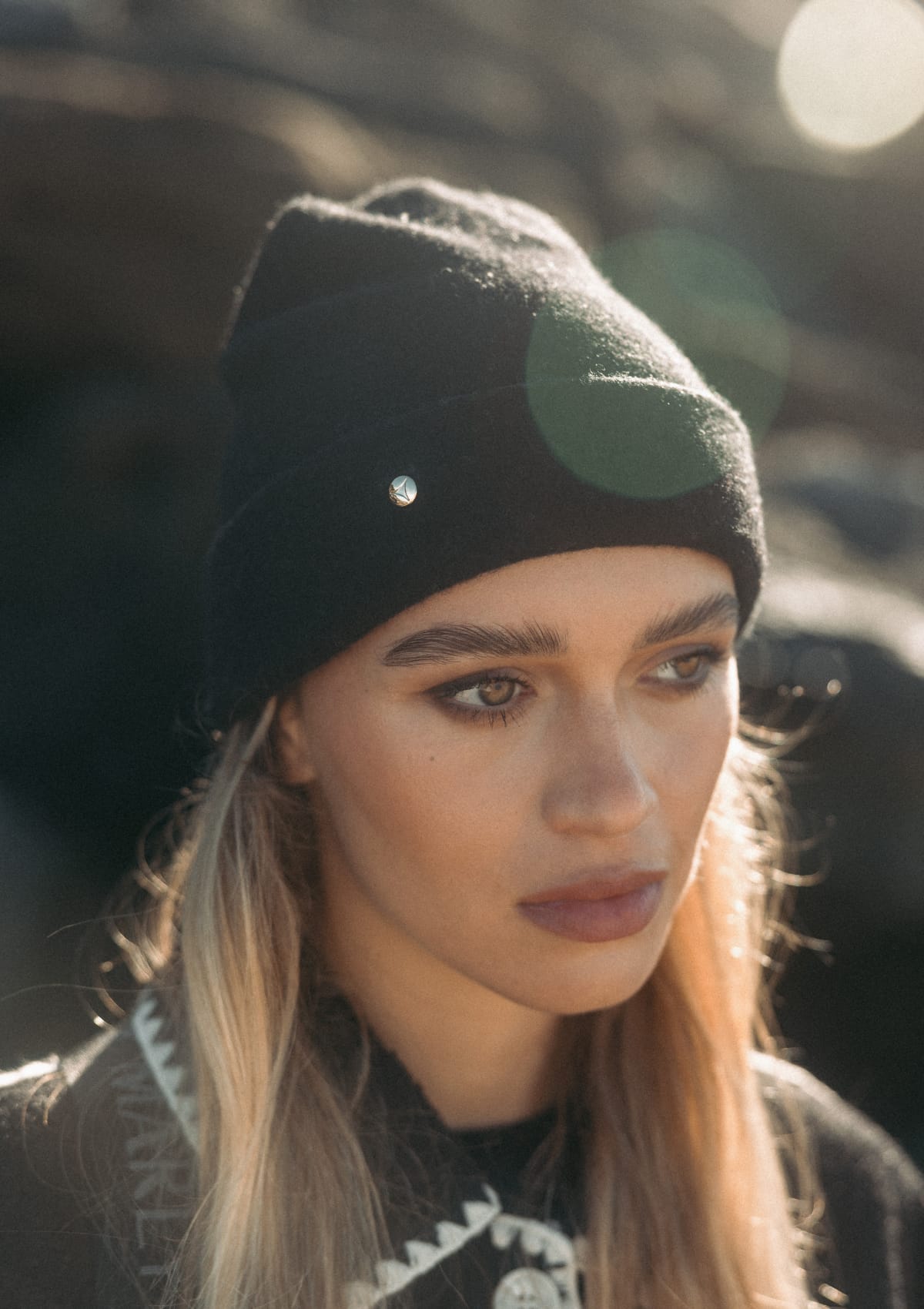 Tragebild mit Model auf neutralem Hintergrund des Produktes Classic Beanie in der Farbe Black/Greige