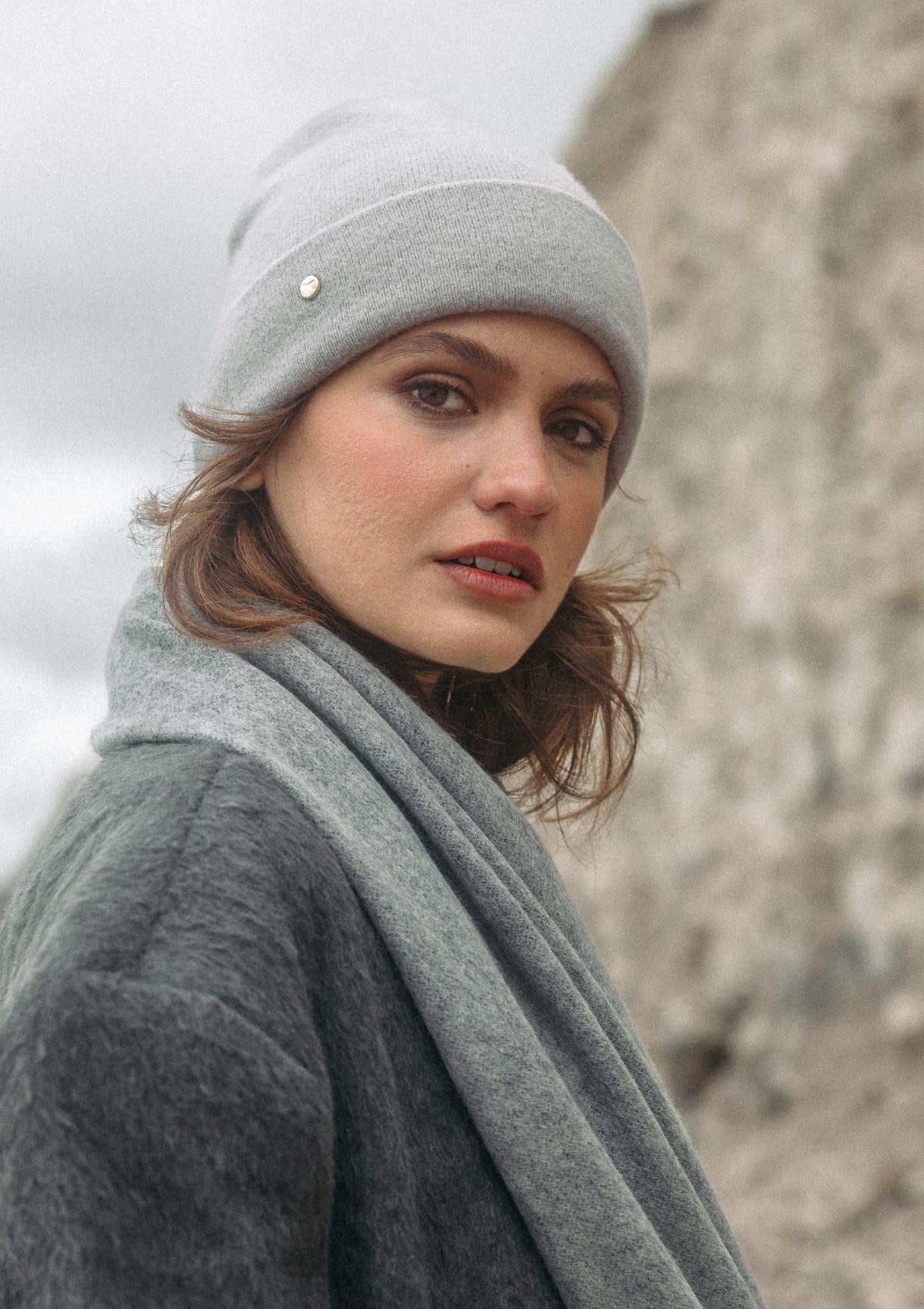 Tragebild mit Model auf neutralem Hintergrund des Produktes Classic Beanie in der Farbe Greige/Crema