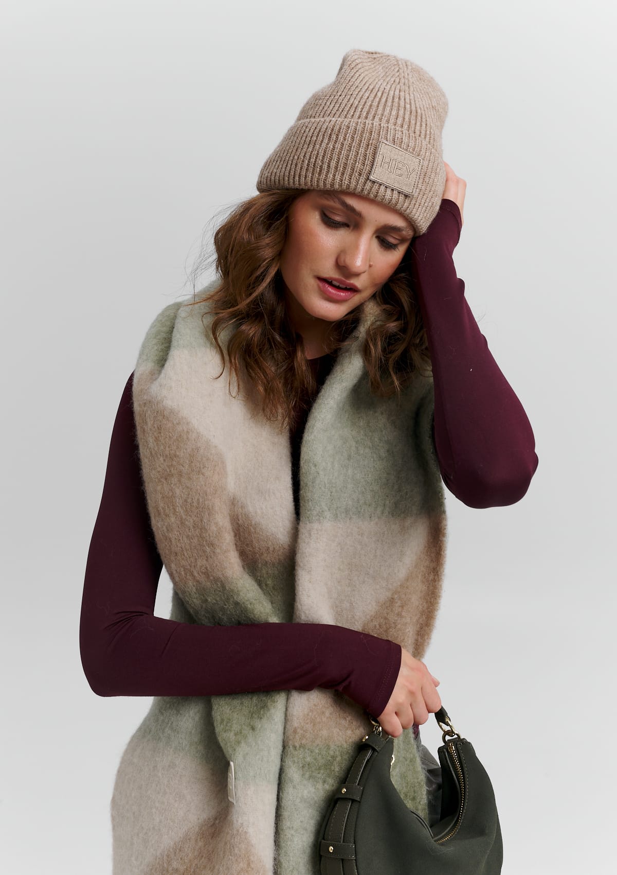 Tragebild mit Model auf neutralem Hintergrund des Produktes Hey Beanie in der Farbe Mocha