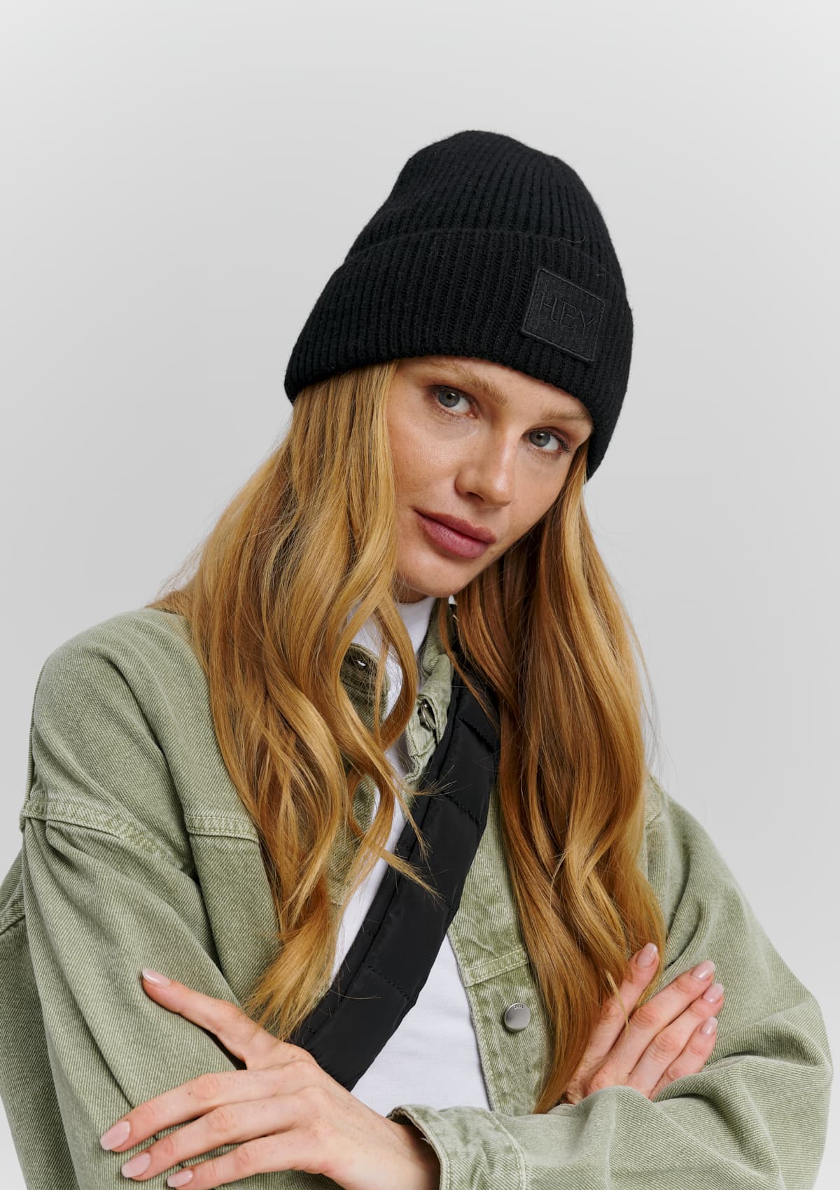 Tragebild mit Model auf neutralem Hintergrund des Produktes Hey Beanie in der Farbe Black