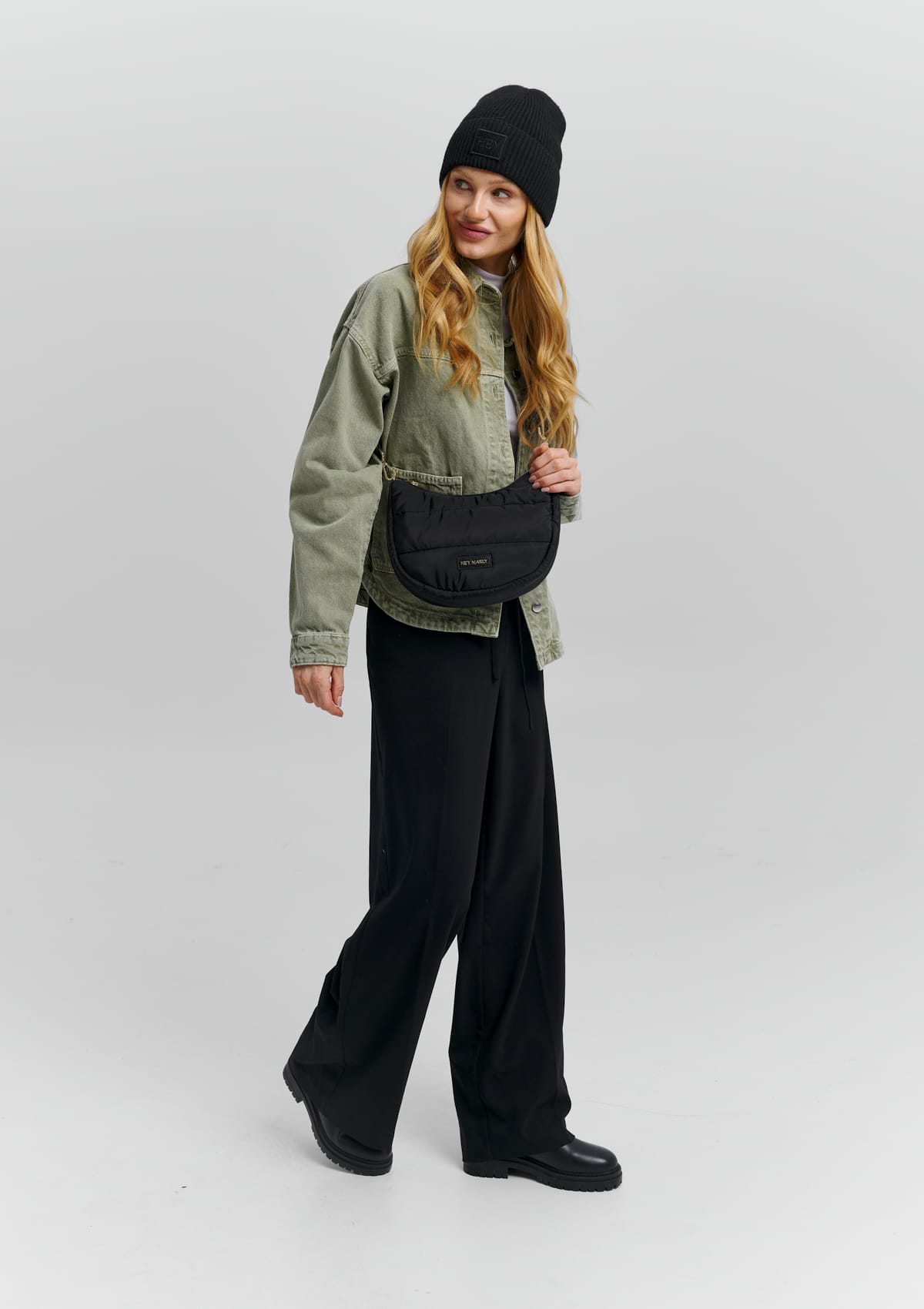 Tragebild mit Model auf neutralem Hintergrund des Produktes Hey Beanie in der Farbe Black