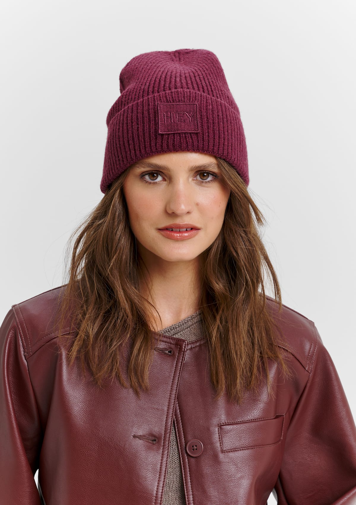 Tragebild mit Model auf neutralem Hintergrund des Produktes Hey Beanie in der Farbe Berry