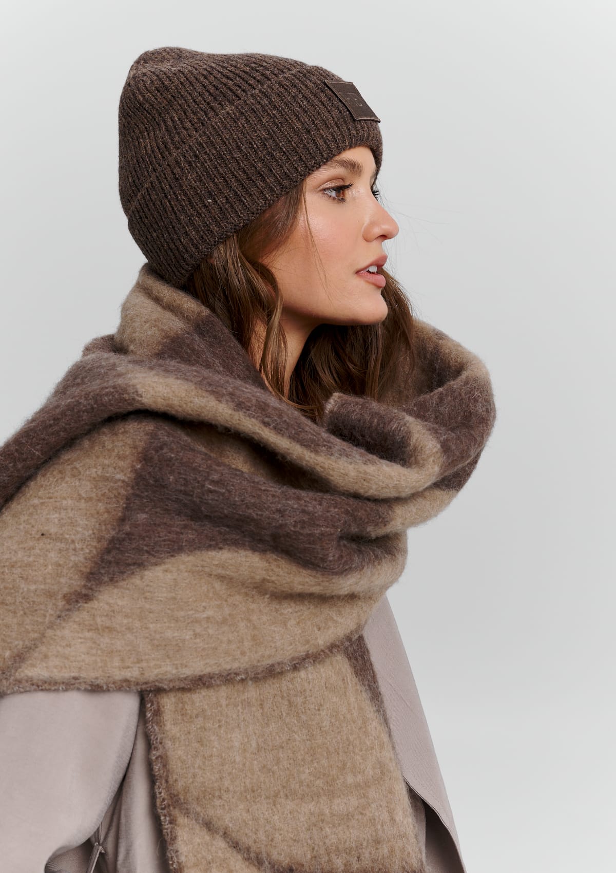 Tragebild mit Model auf neutralem Hintergrund des Produktes Hey Beanie in der Farbe Coffee