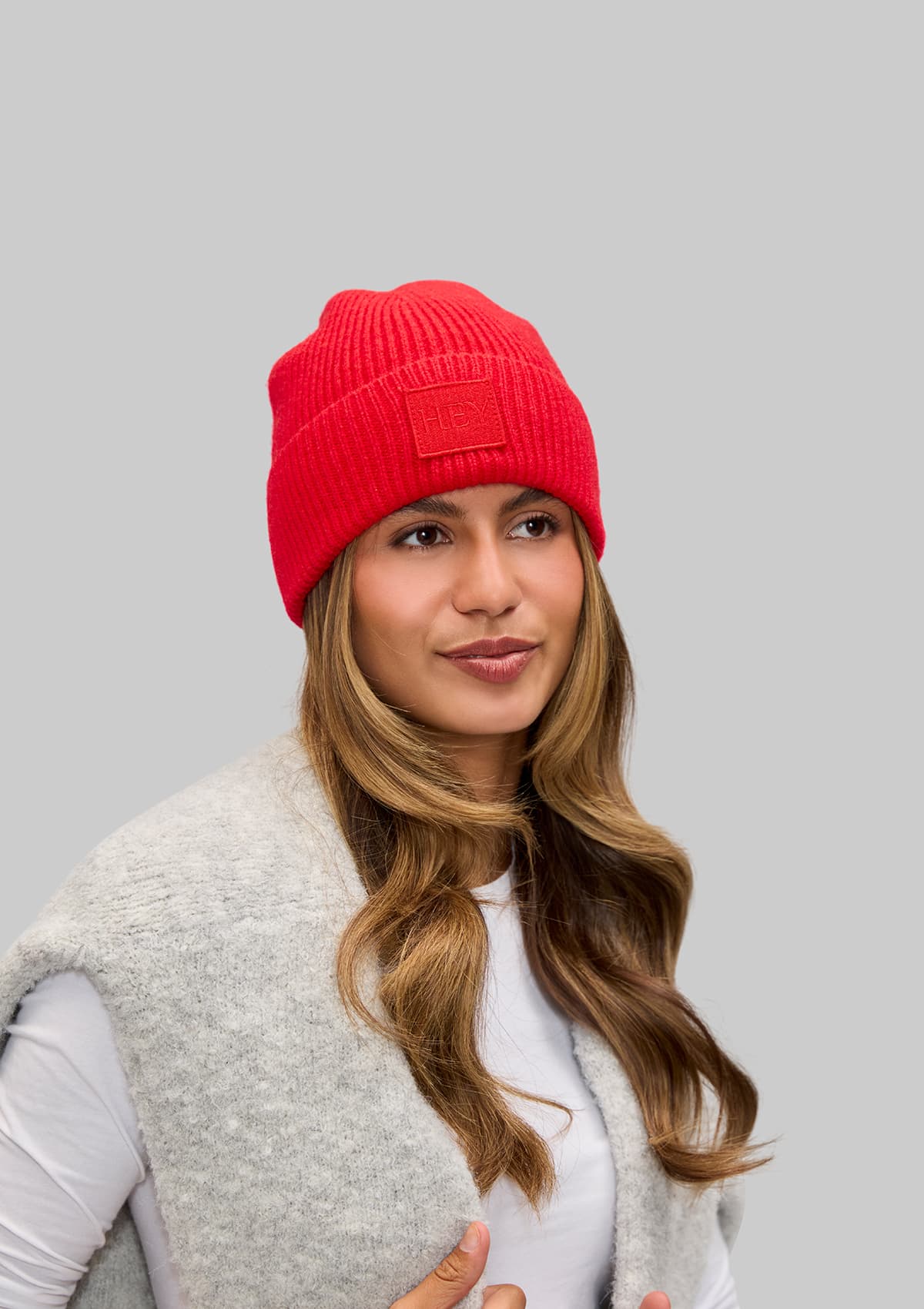 Tragebild mit Model auf neutralem Hintergrund des Produktes Hey Beanie in der Farbe Red